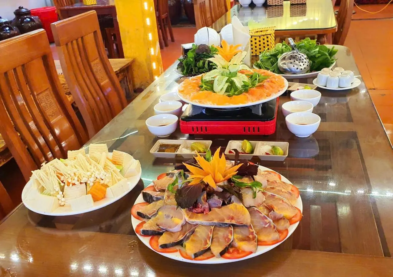 Restaurant/places to eat in TRUC LAM HOTEL