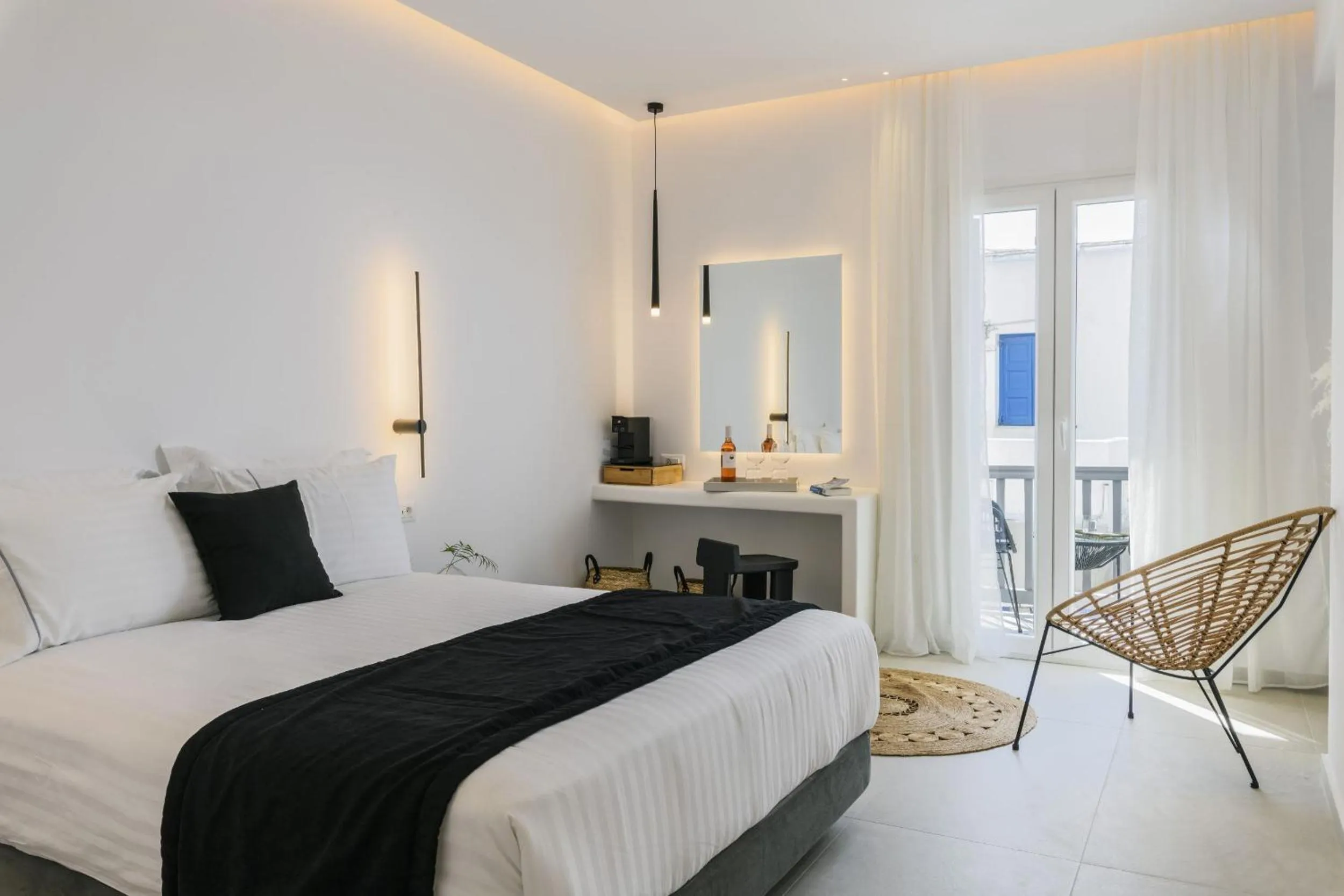 Bedroom, Bed in Sunset Windmills Suites