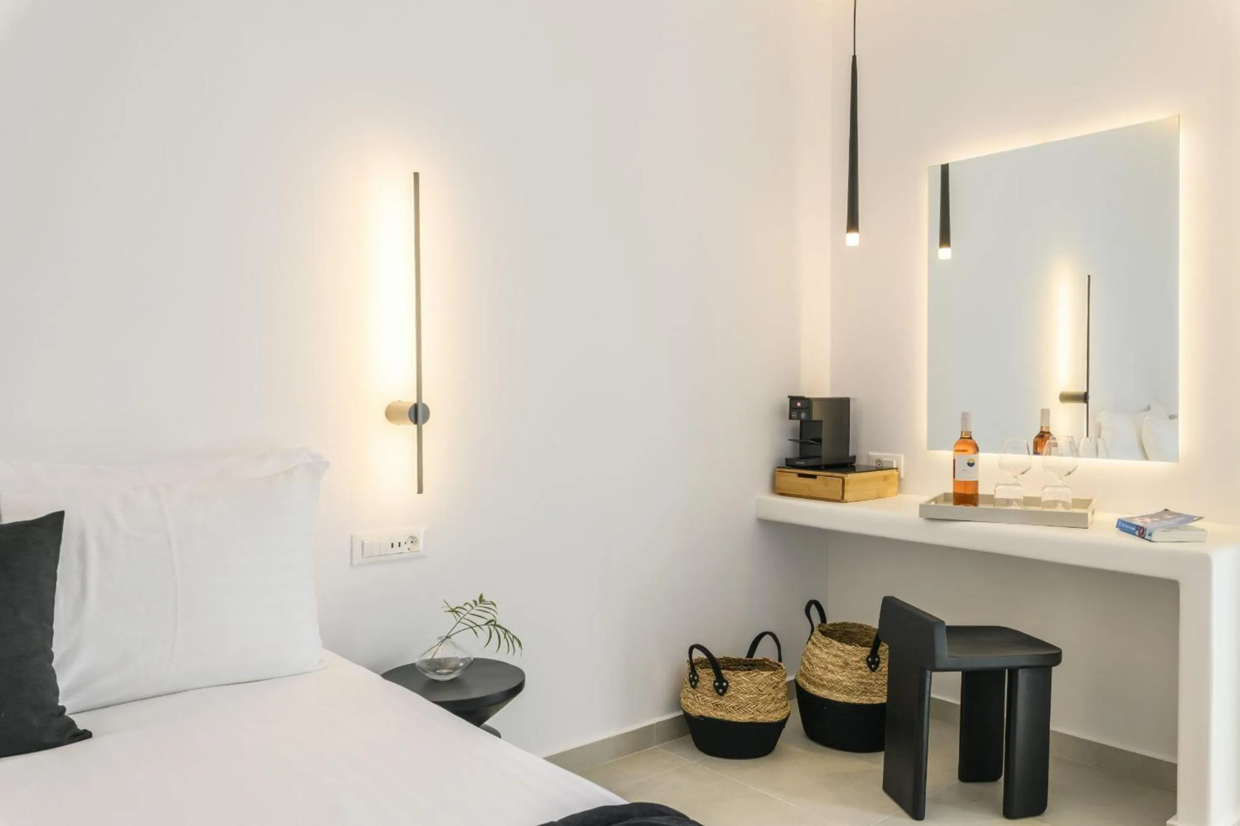 Bedroom, Bed in Sunset Windmills Suites