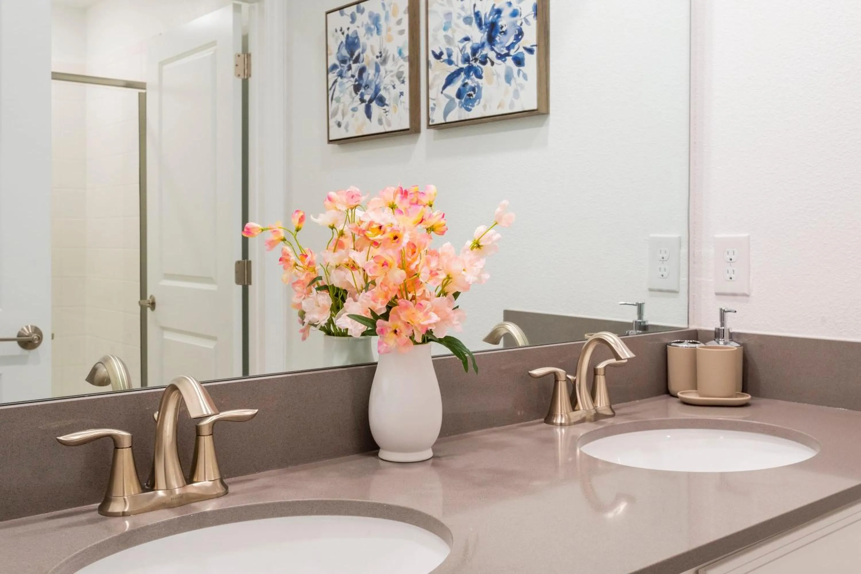 Gorgeous 4 Bd Close to Disney w/ Pool @ Storey Lake Resort 4245