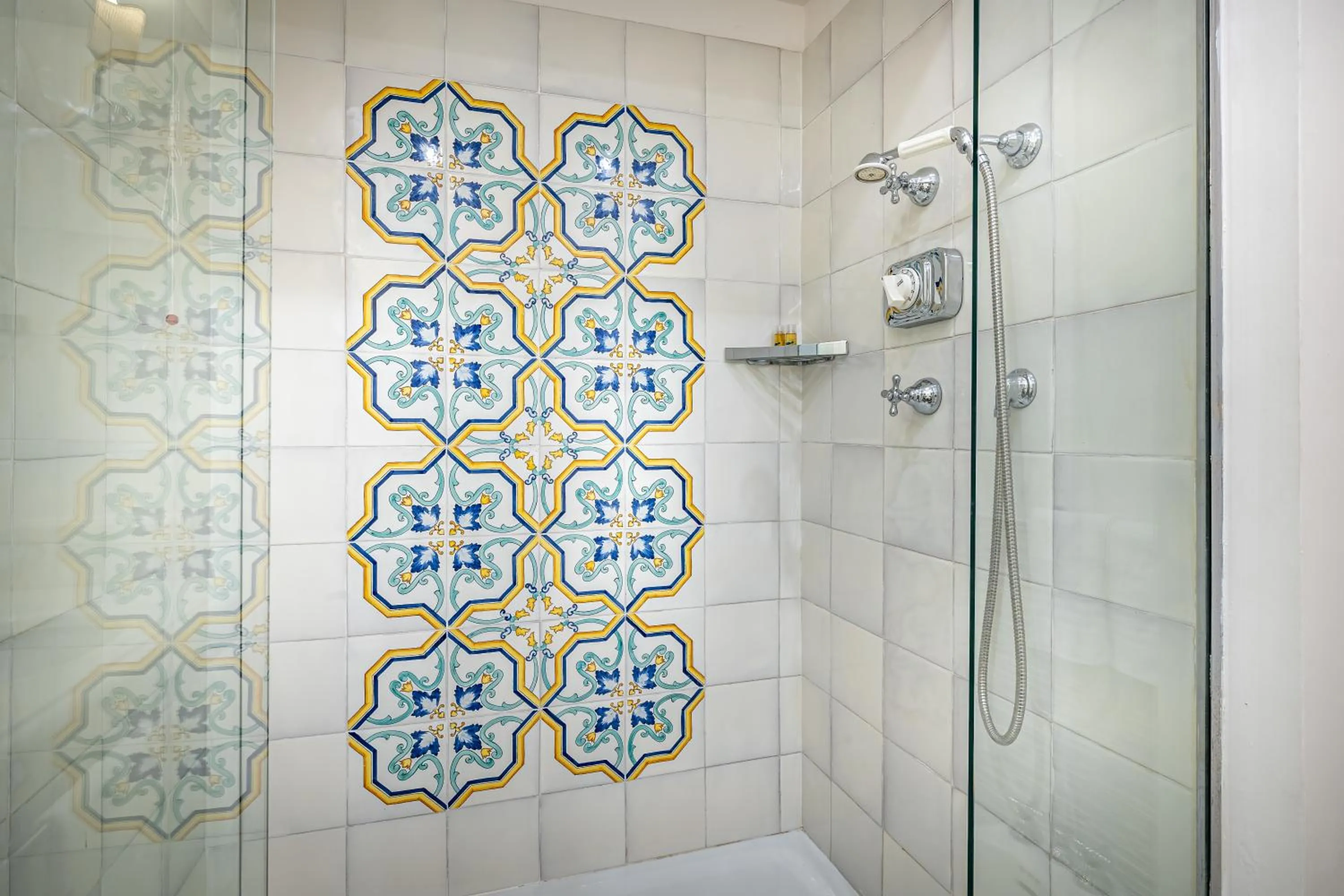 Shower in Palazzo Belmonte