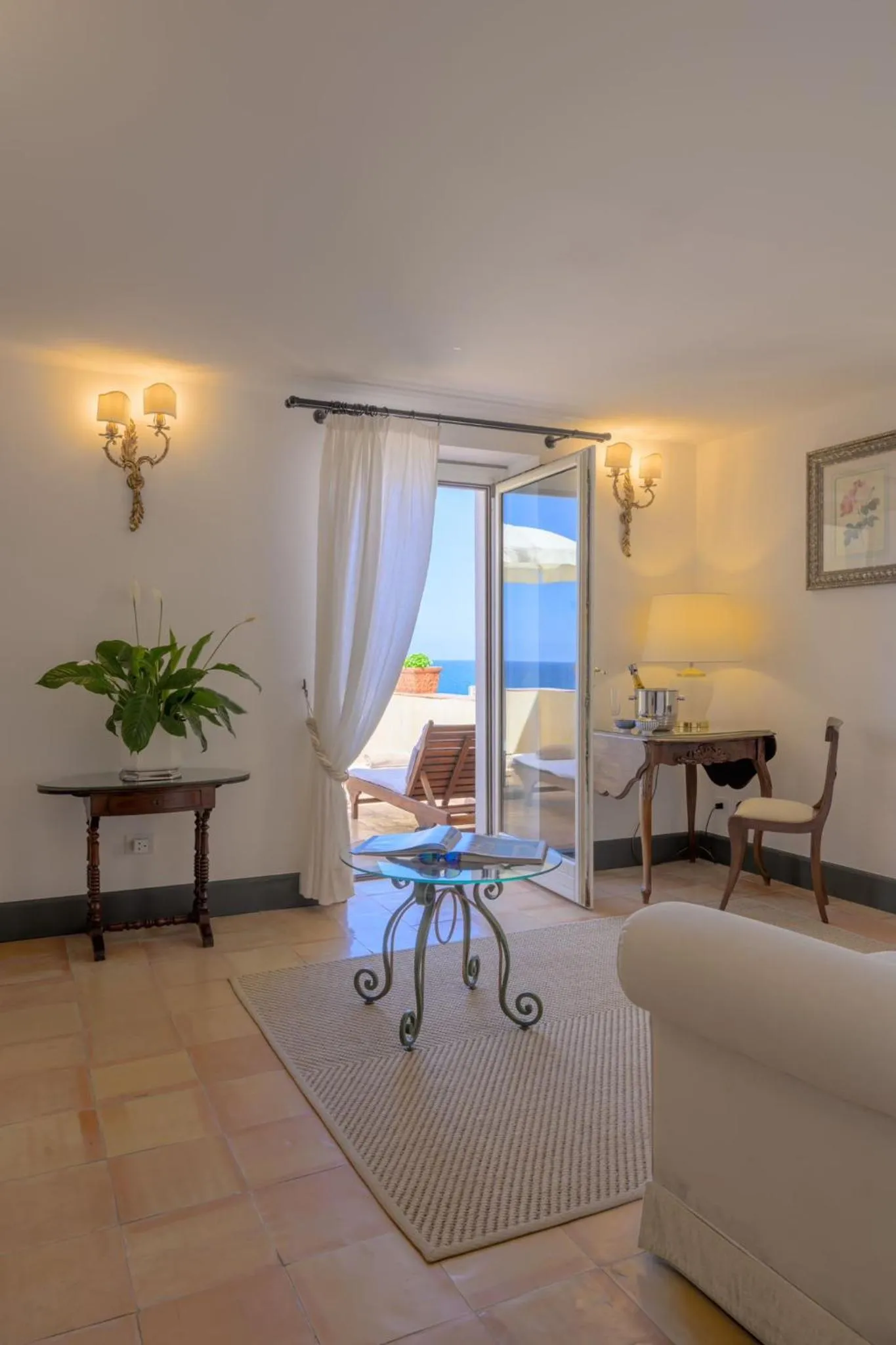 Seating area in Palazzo Belmonte