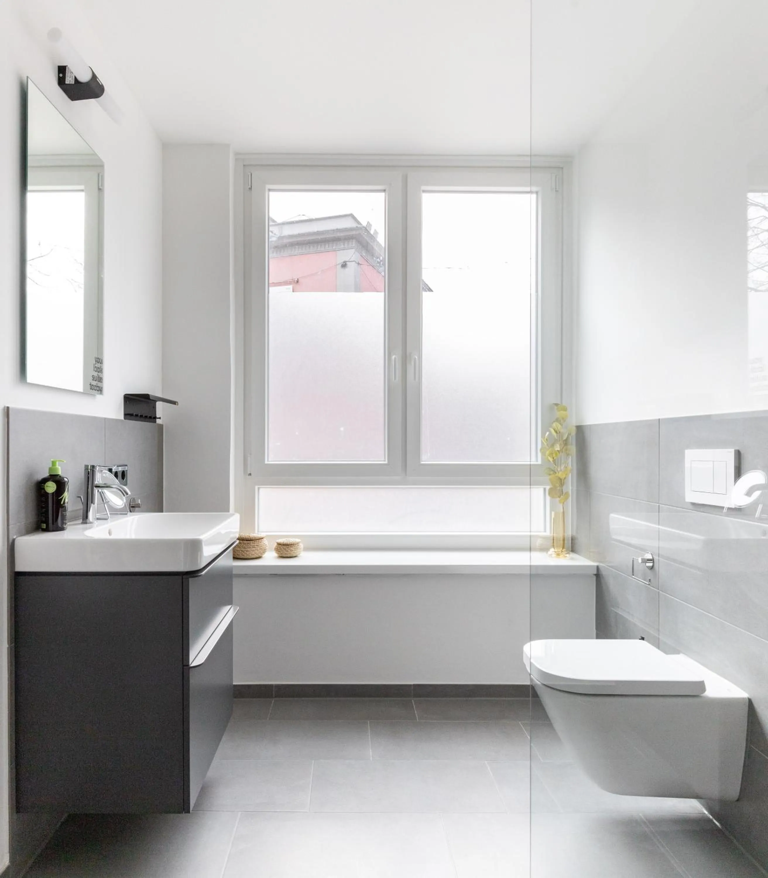 Shower in Limehome Essen Kettwiger Straße