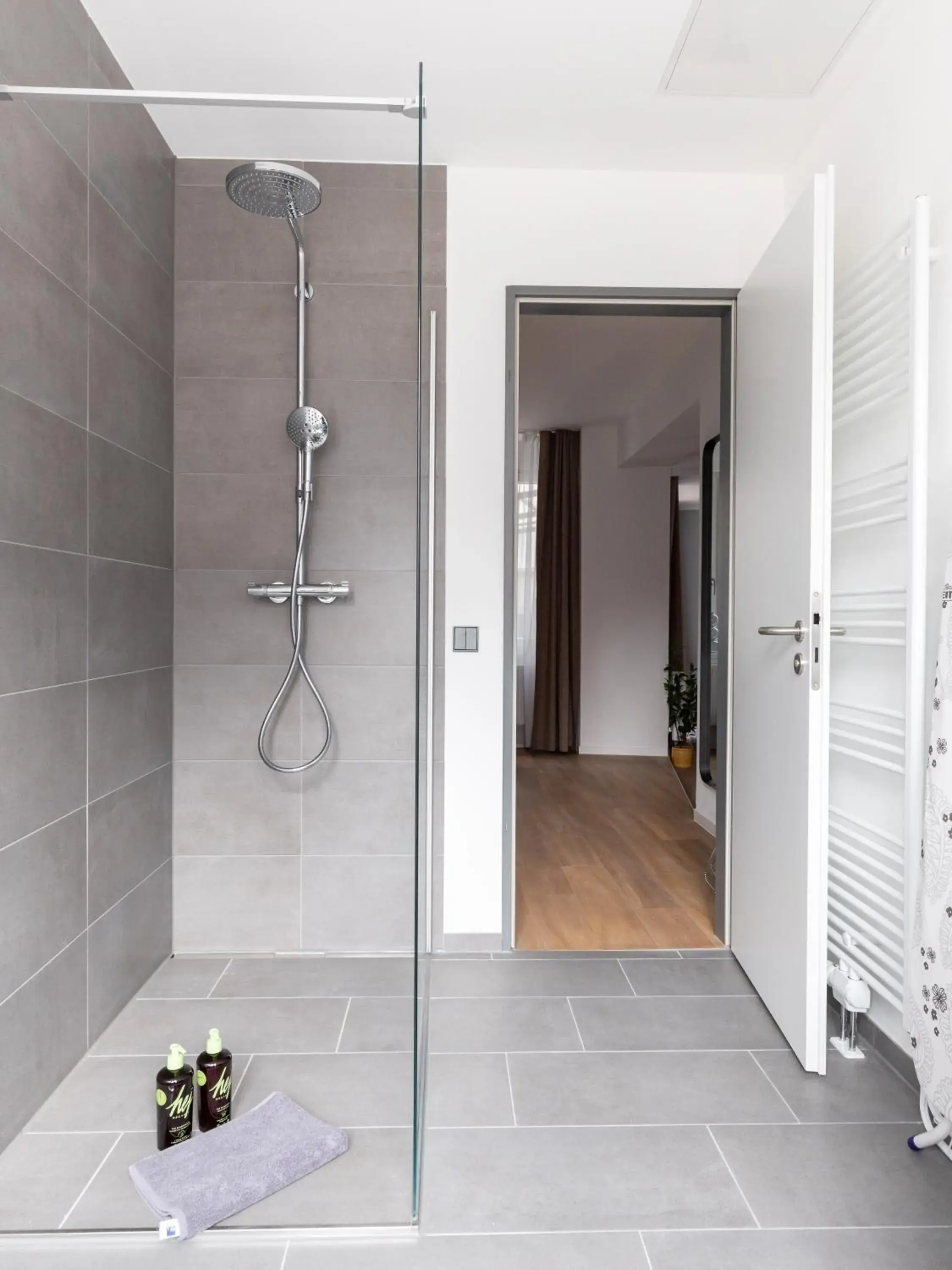 Shower in Limehome Essen Kettwiger Straße Shower in Limehome Essen Kettwiger Straße