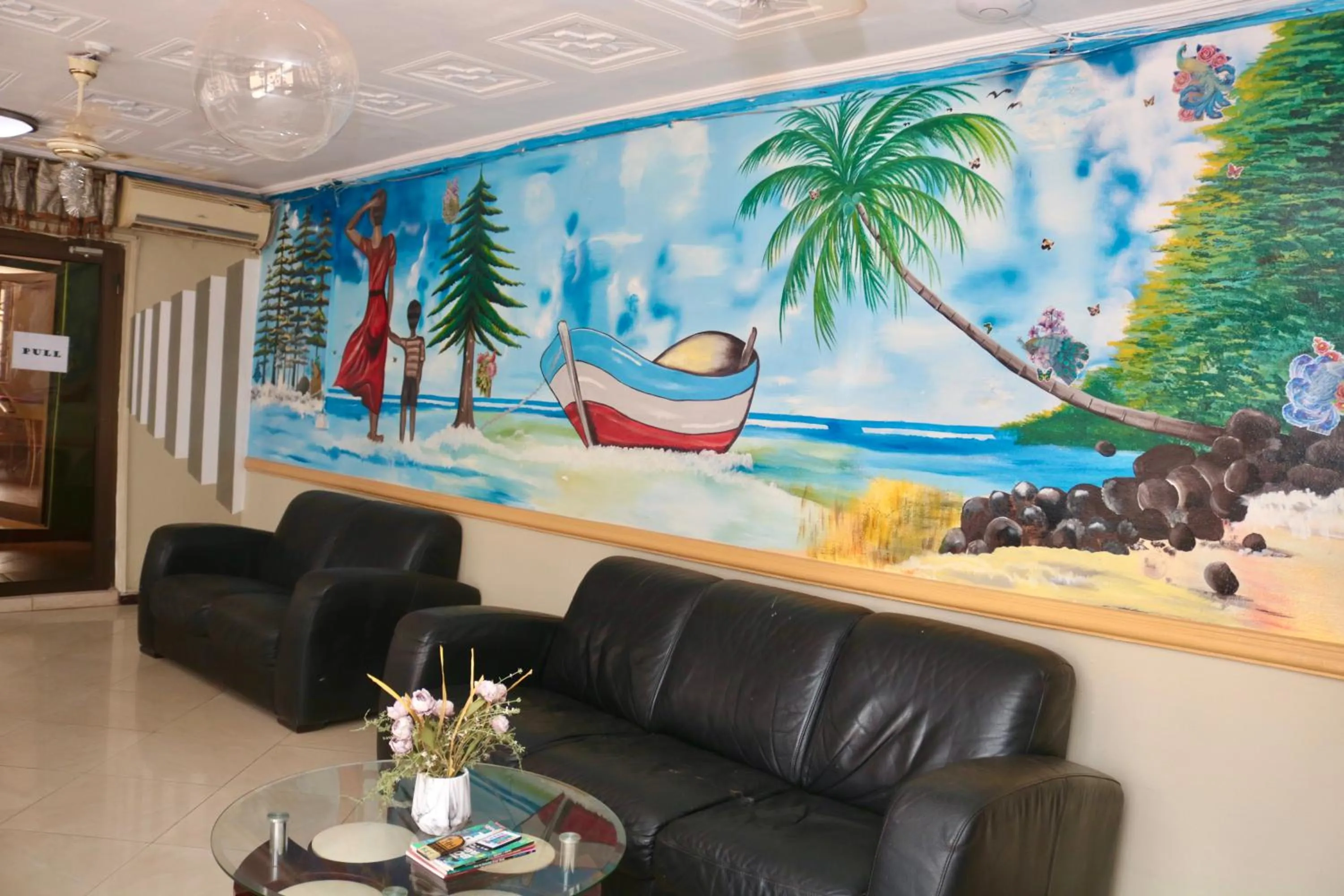 Living room in Airport Side Hotel