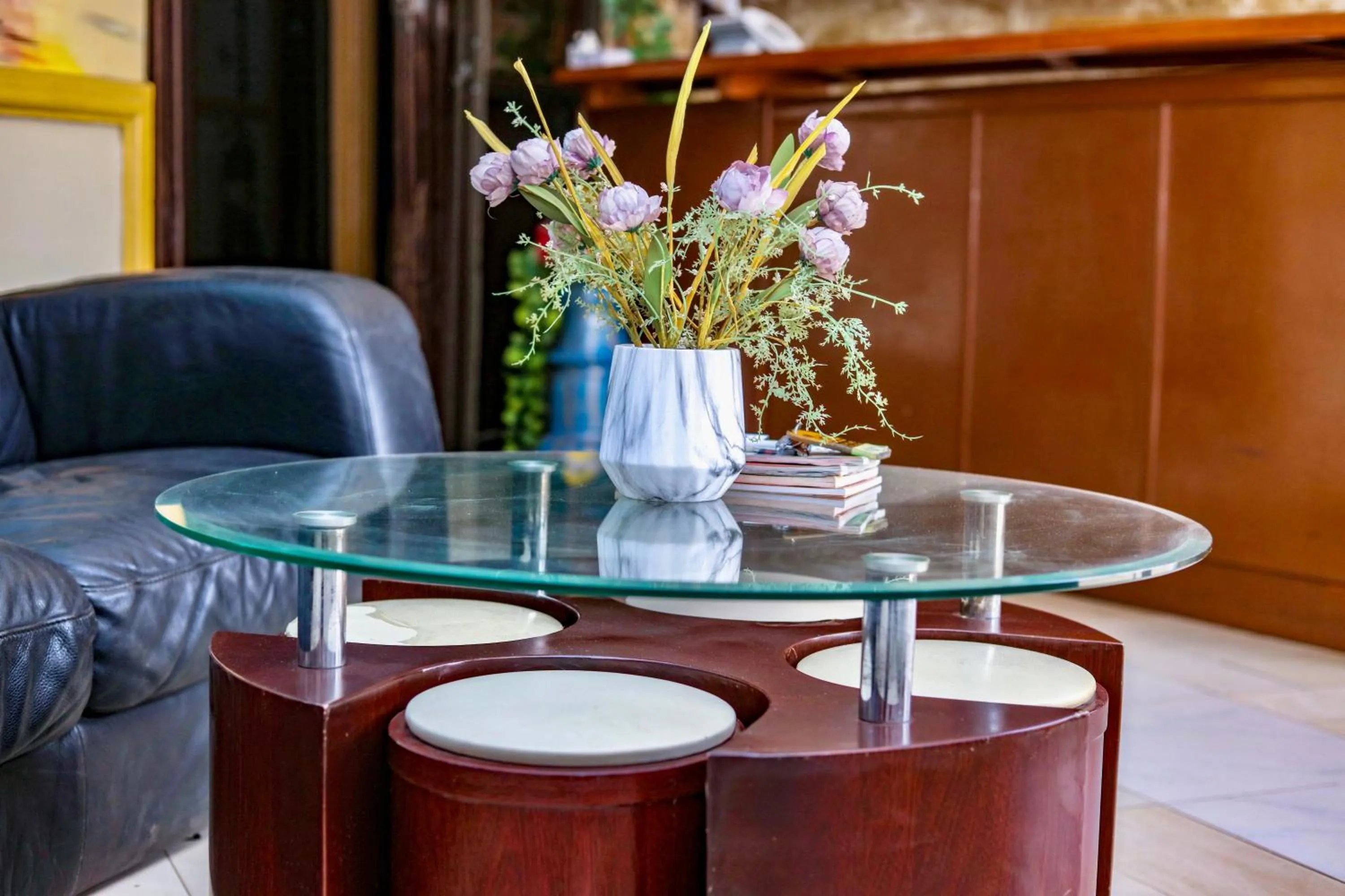 Living room in Airport Side Hotel