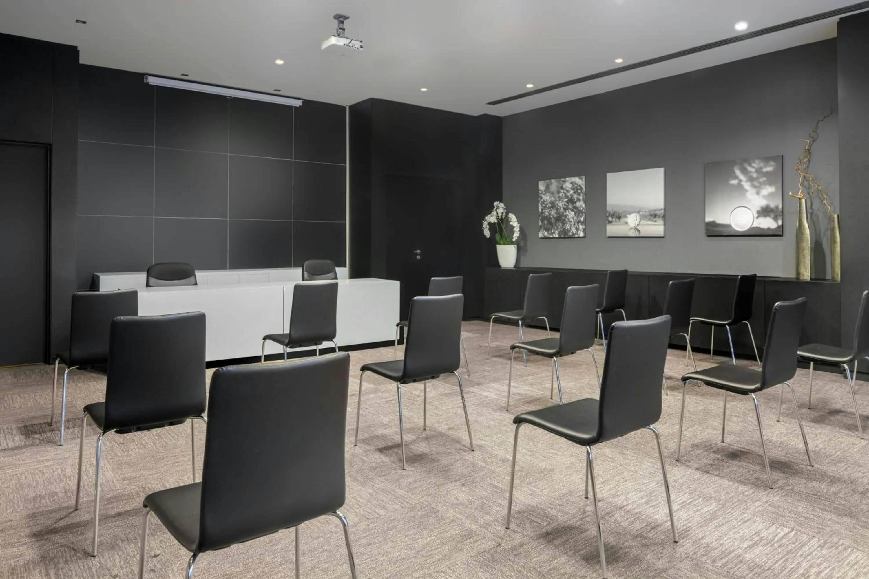 Meeting/conference room in AC Hotel by Marriott Pisa