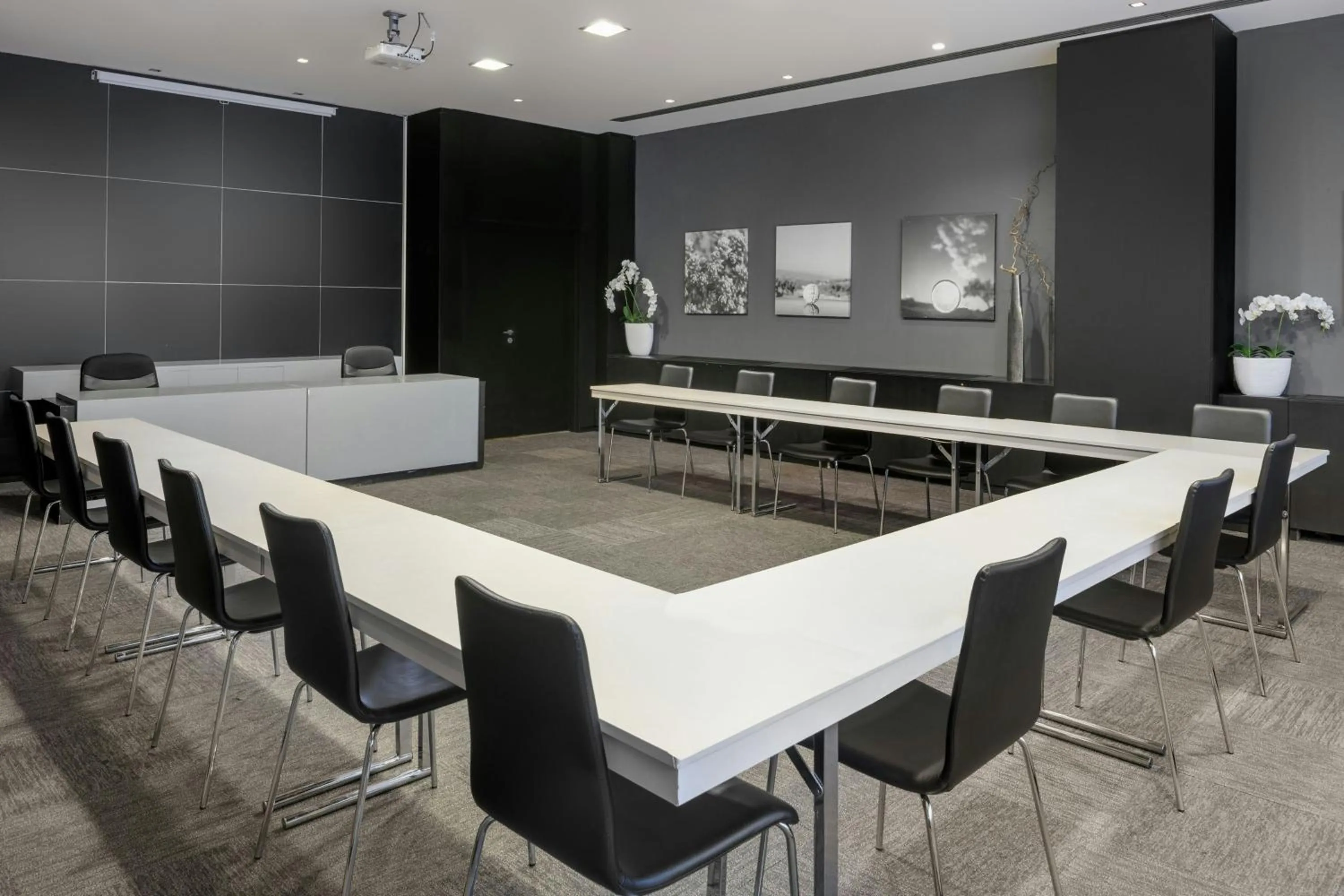 Meeting/conference room in AC Hotel by Marriott Pisa
