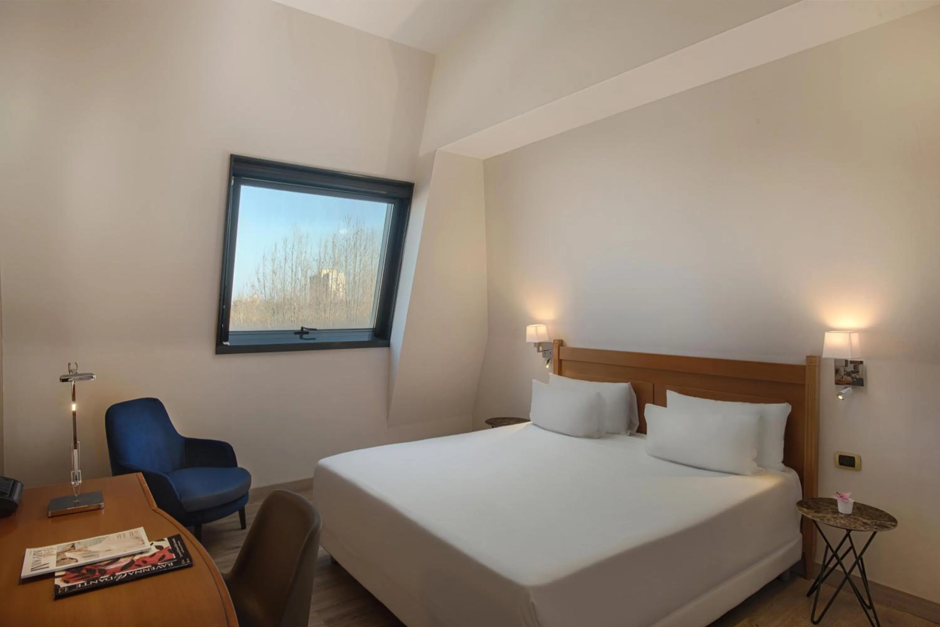 Photo of the whole room, Bed in NH Ravenna