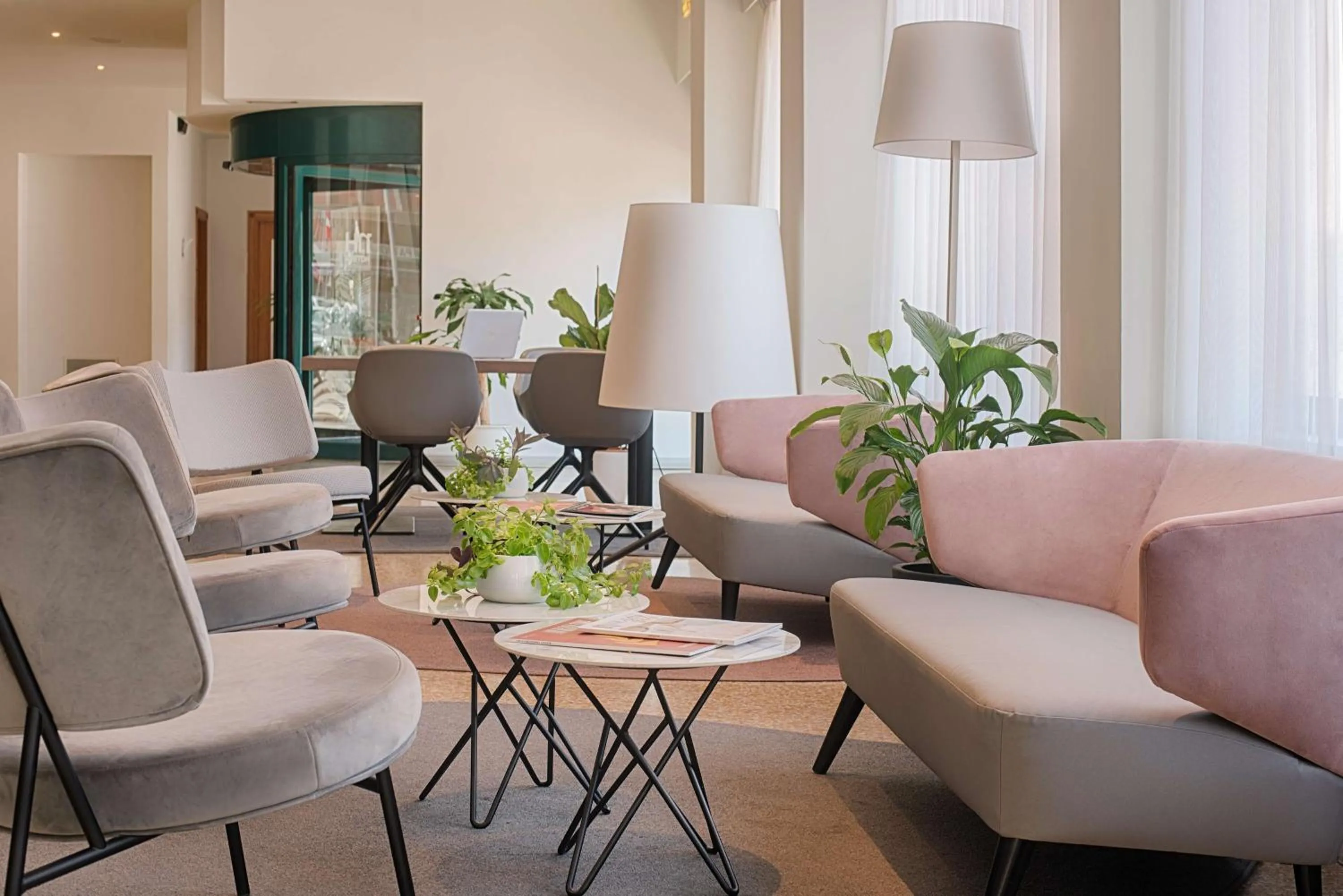 Lounge or bar in NH Ravenna