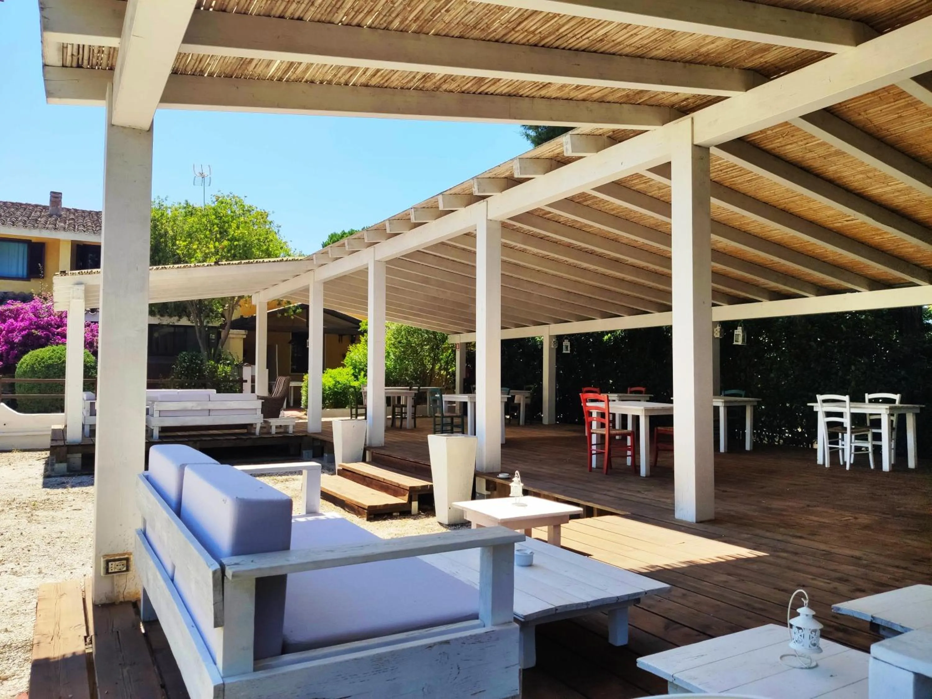 Restaurant/places to eat in Is Benas Country Lodge