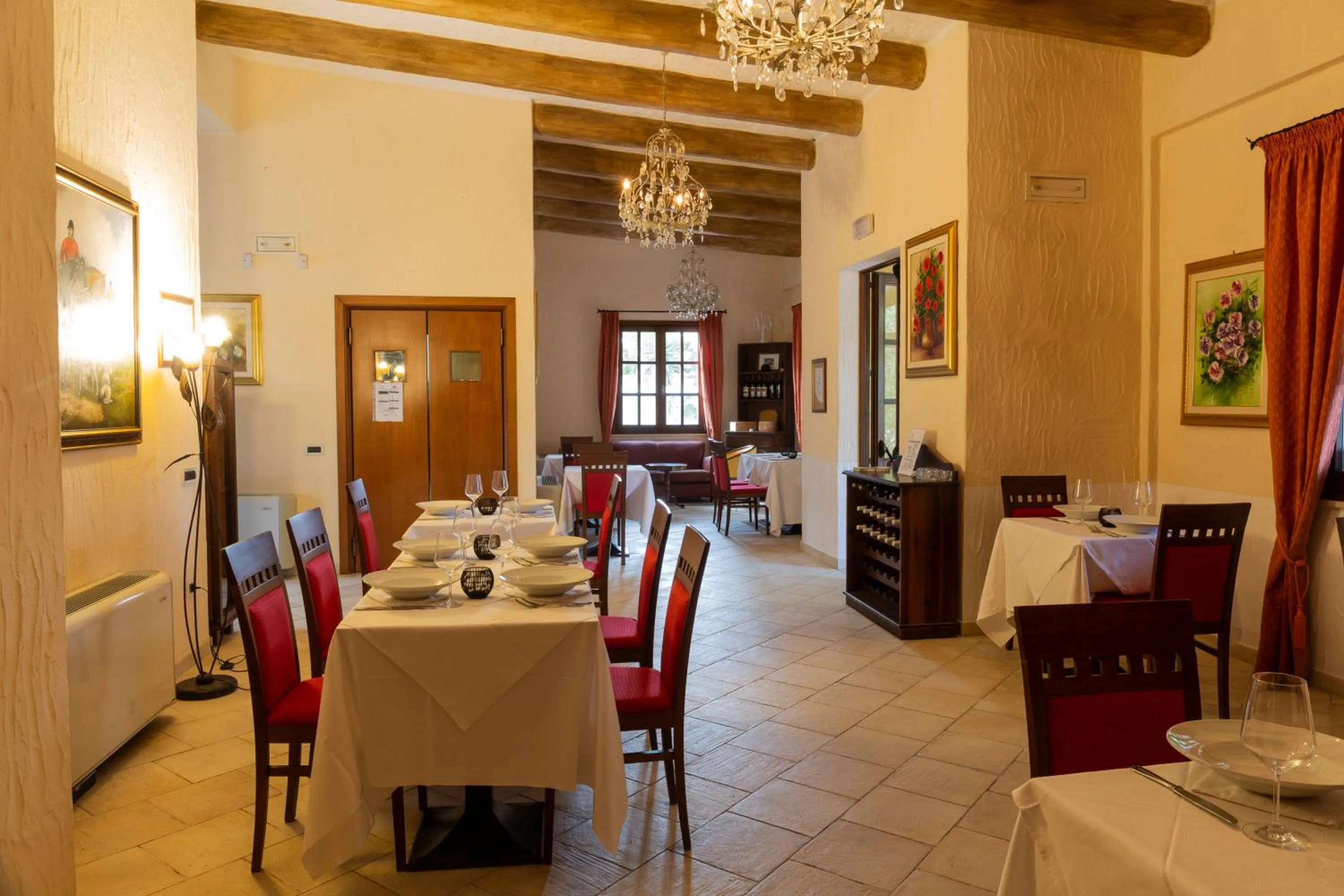 Restaurant/places to eat in Is Benas Country Lodge