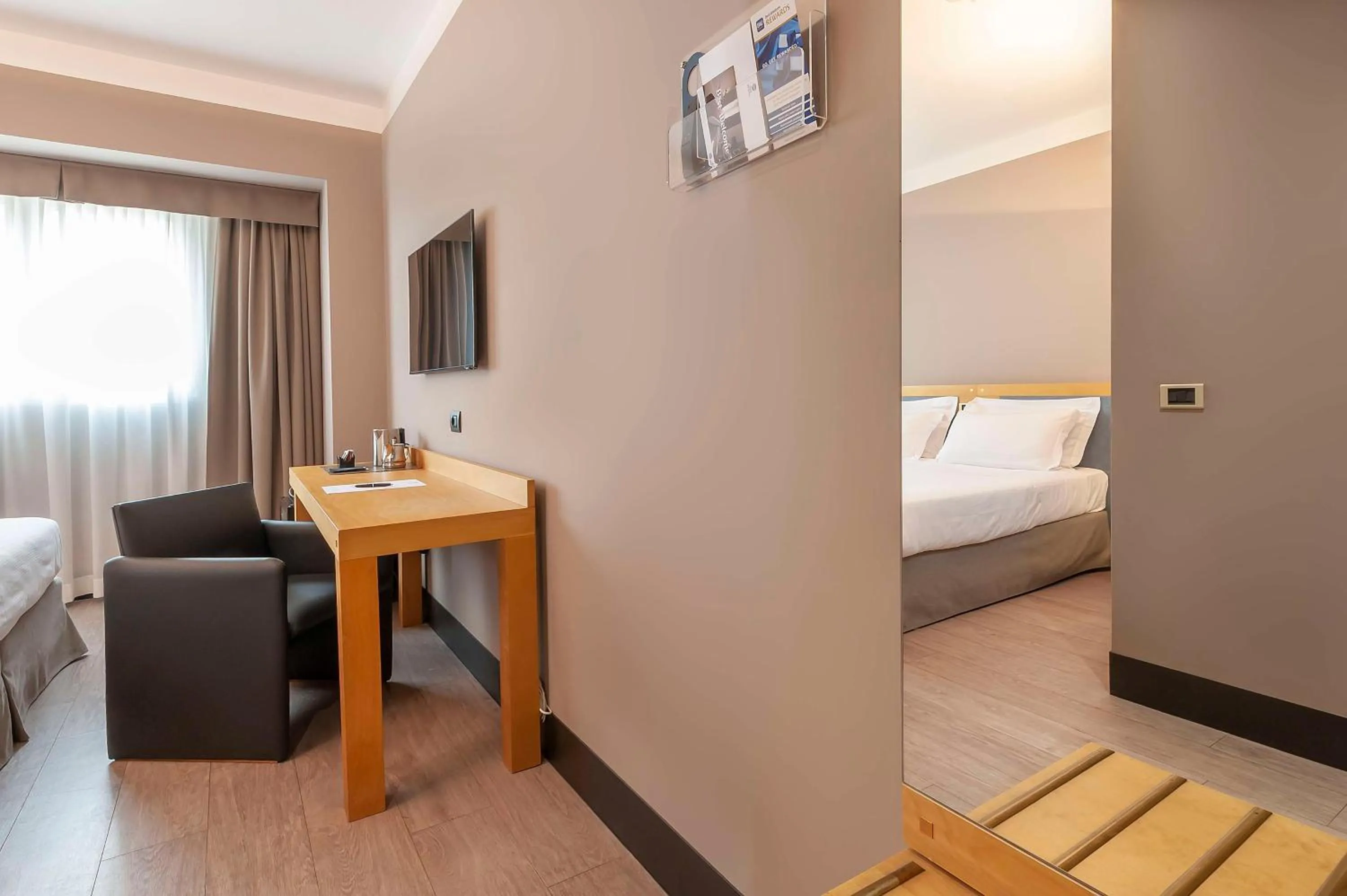 TV and multimedia, Bed in Best Western Hotel Quattrotorri