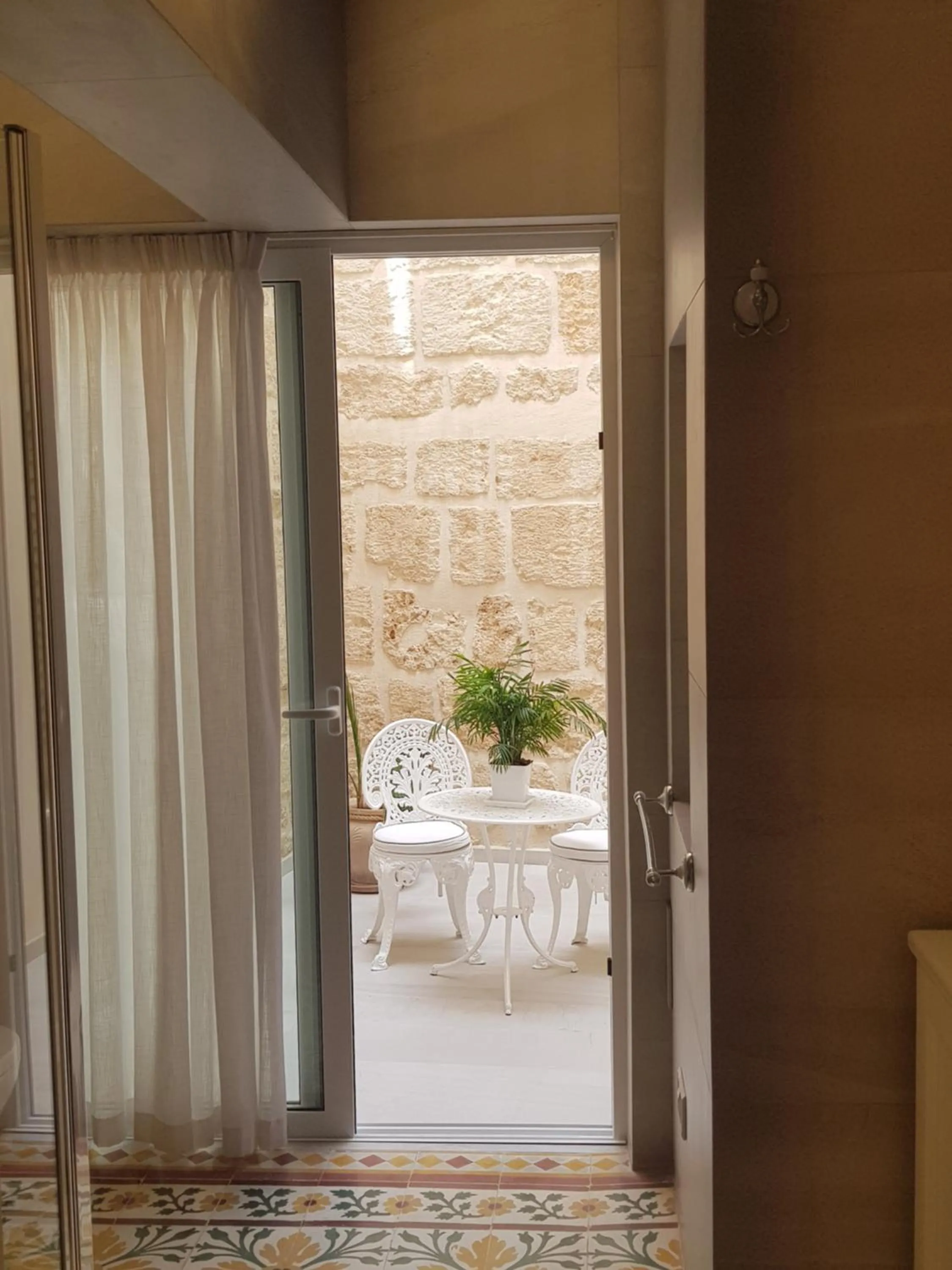 Inner courtyard view in Tal-Kampjin
