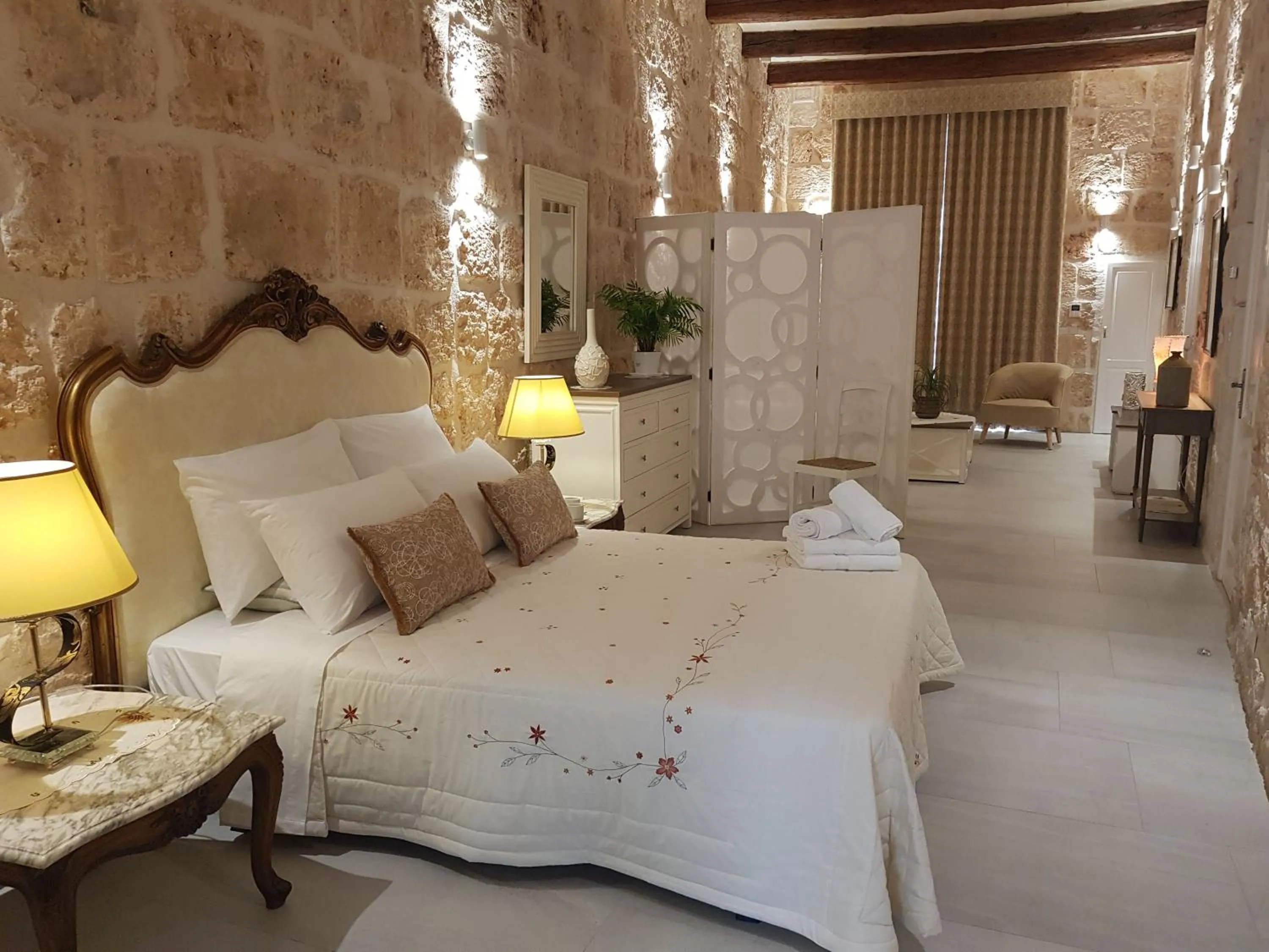 Living room, Bed in Tal-Kampjin