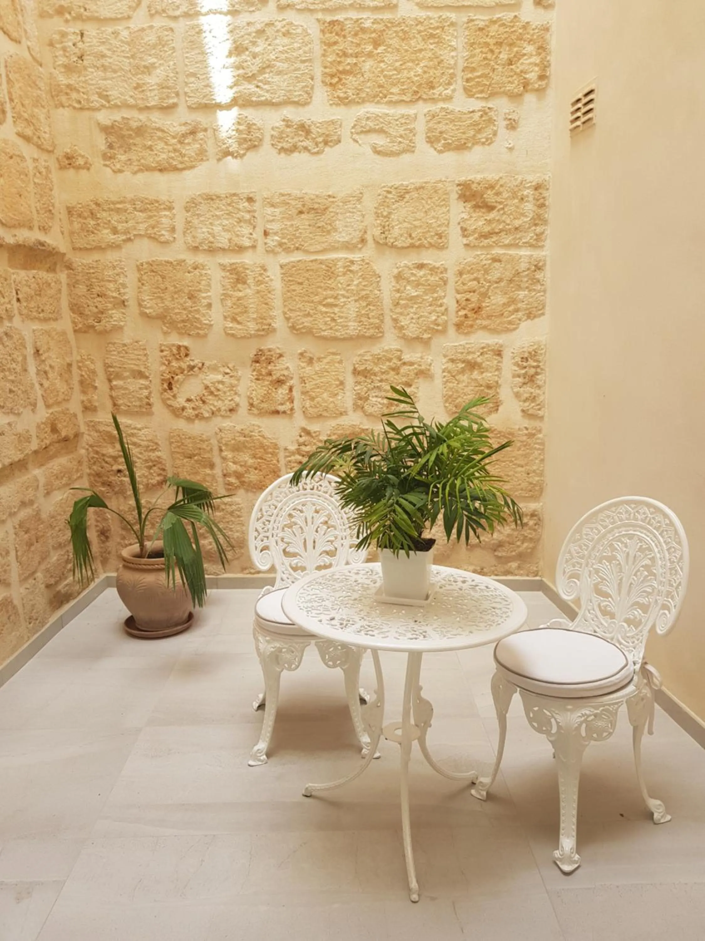 Inner courtyard view in Tal-Kampjin