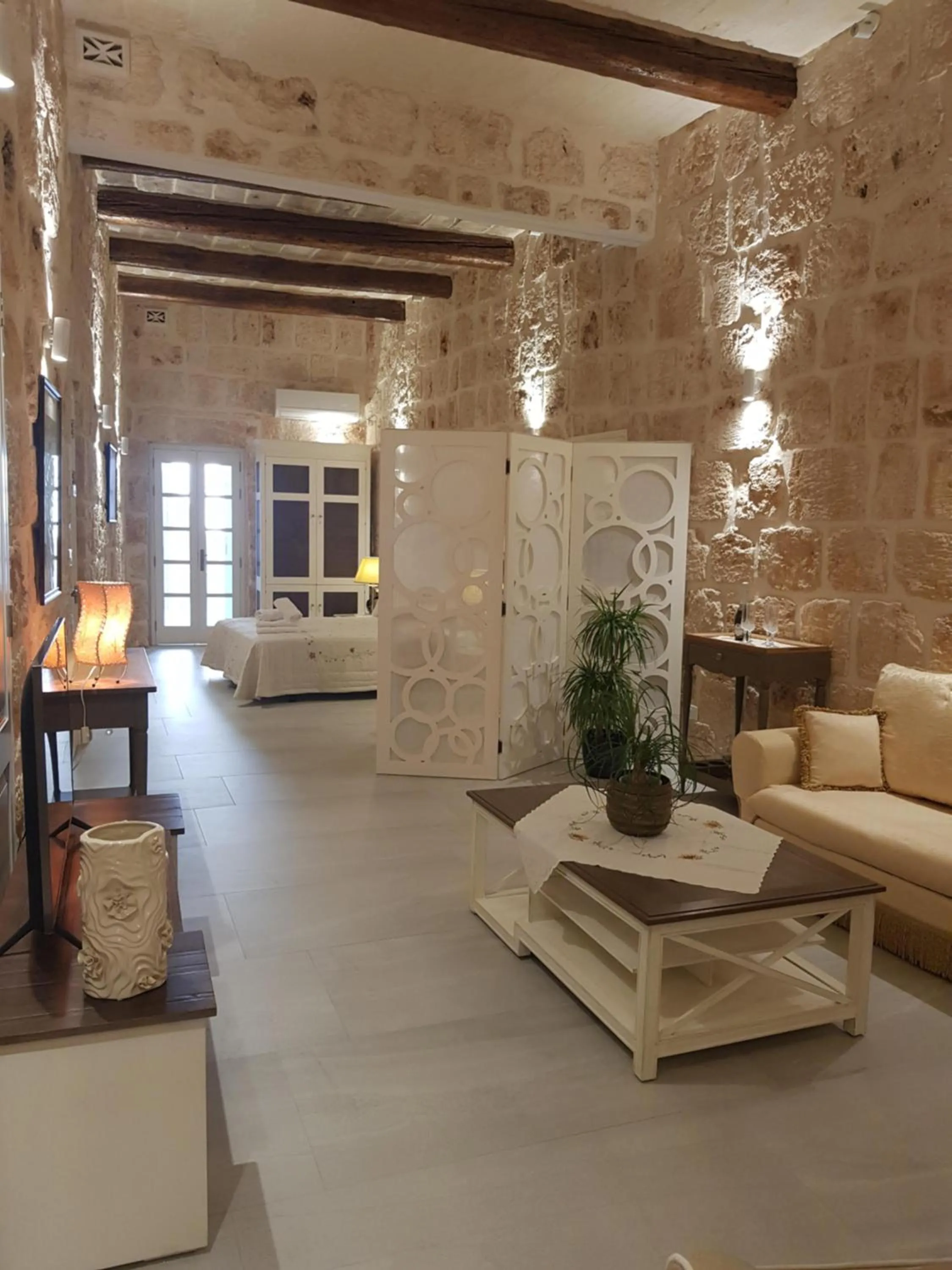 Photo of the whole room in Tal-Kampjin