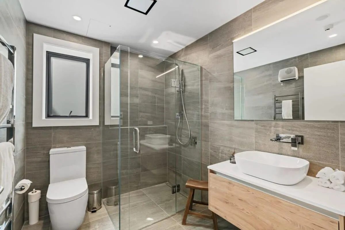 Luxury Lake View Apartment