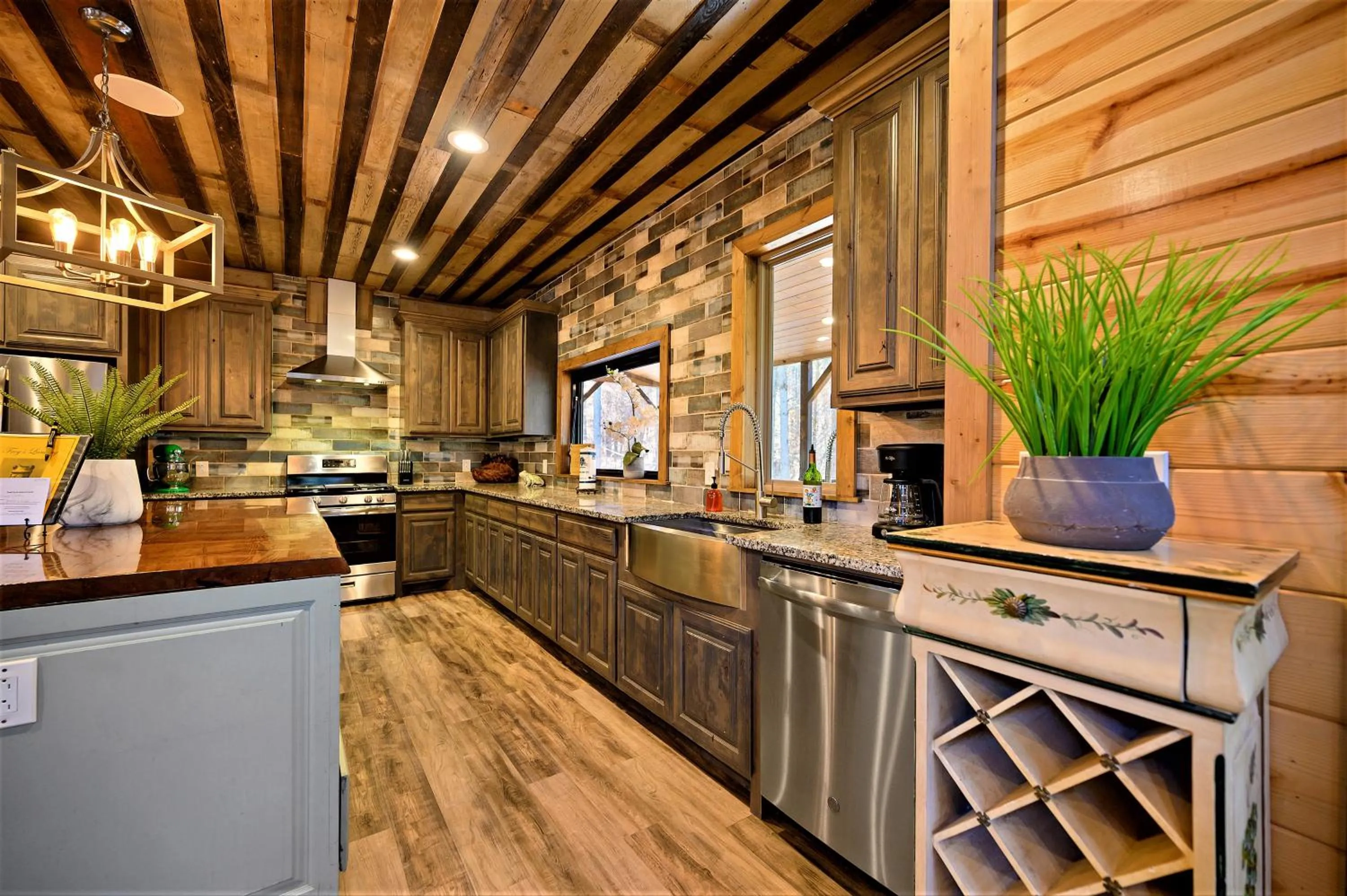 The Nomi Lodge - Sleeps 28 - Gorgeous Rustic Cabin, Centrally Located, Tons of Amenities