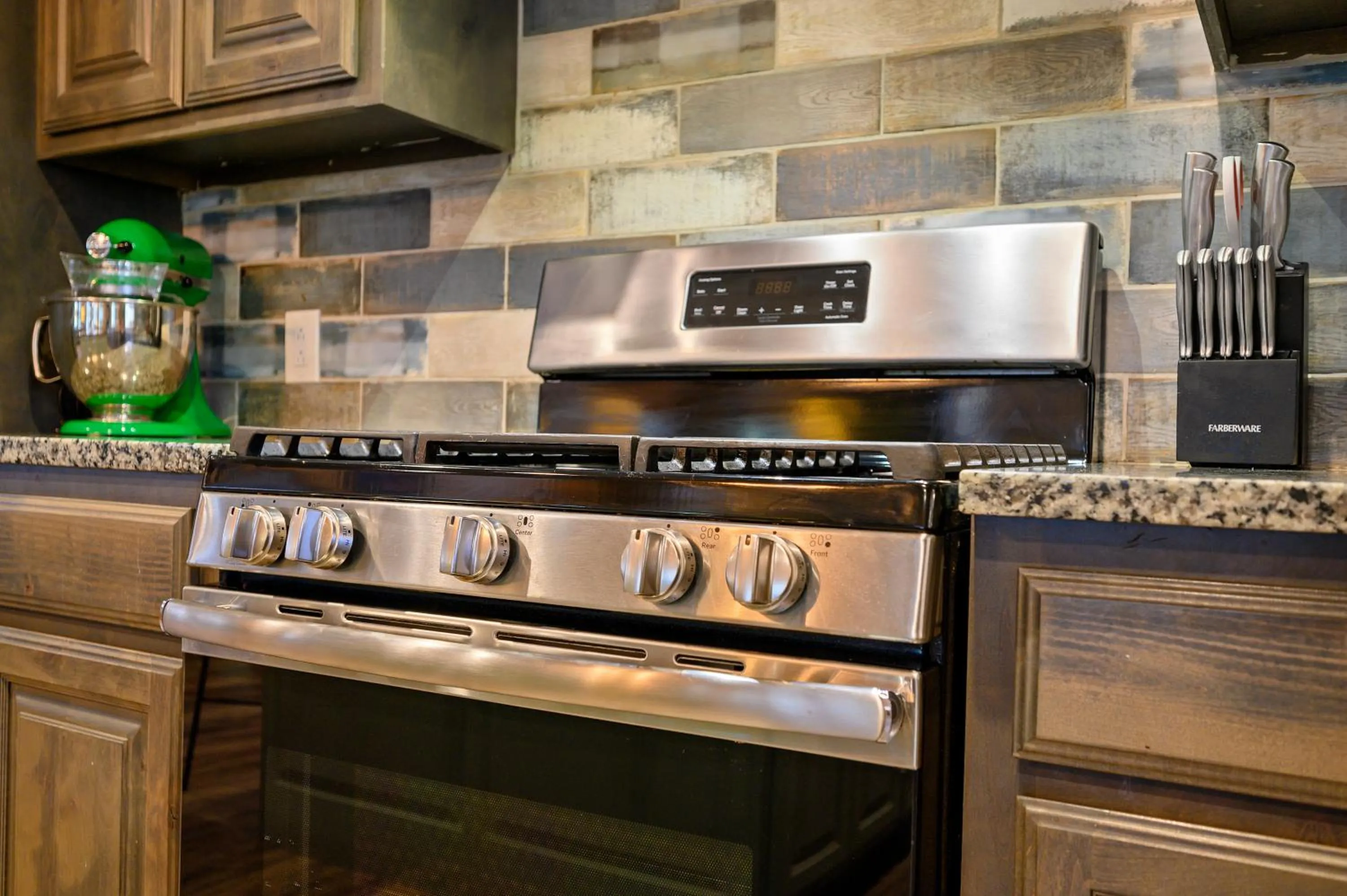 The Nomi Lodge - Sleeps 28 - Gorgeous Rustic Cabin, Centrally Located, Tons of Amenities