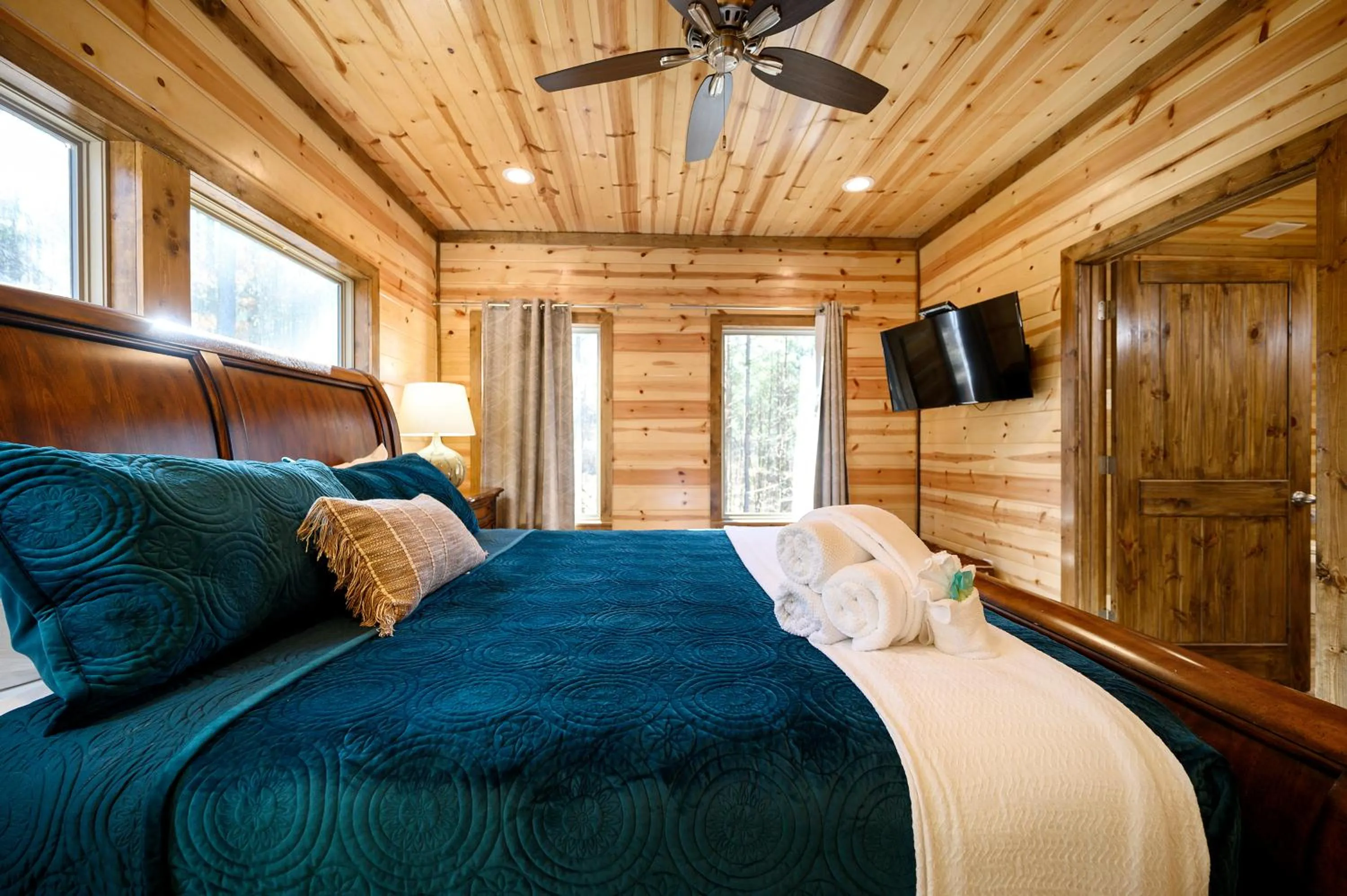 Bed in The Nomi Lodge - Sleeps 28 - Gorgeous Rustic Cabin, Centrally Located, Tons of Amenities