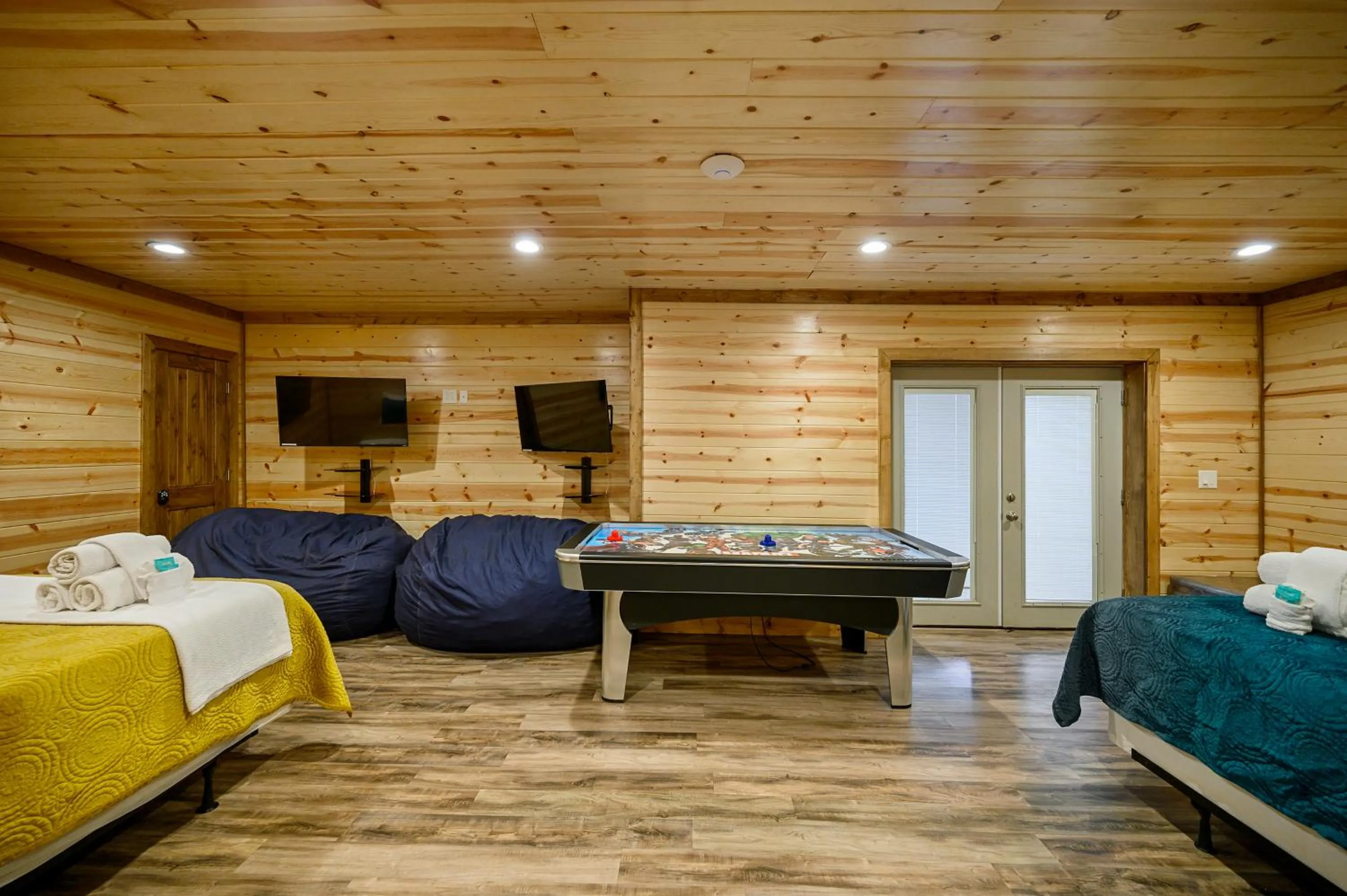 The Nomi Lodge - Sleeps 28 - Gorgeous Rustic Cabin, Centrally Located, Tons of Amenities