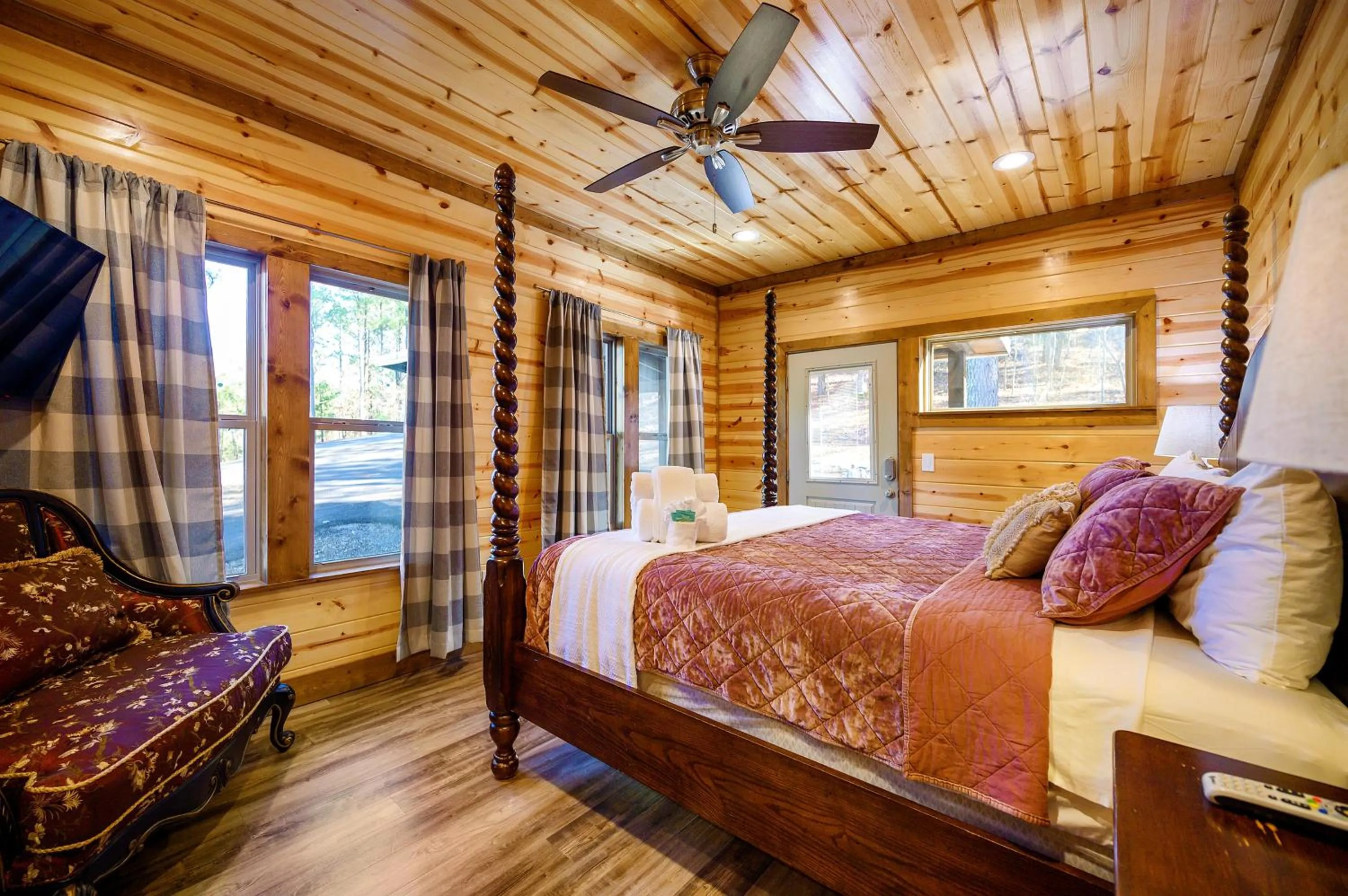 Bed in The Nomi Lodge - Sleeps 28 - Gorgeous Rustic Cabin, Centrally Located, Tons of Amenities