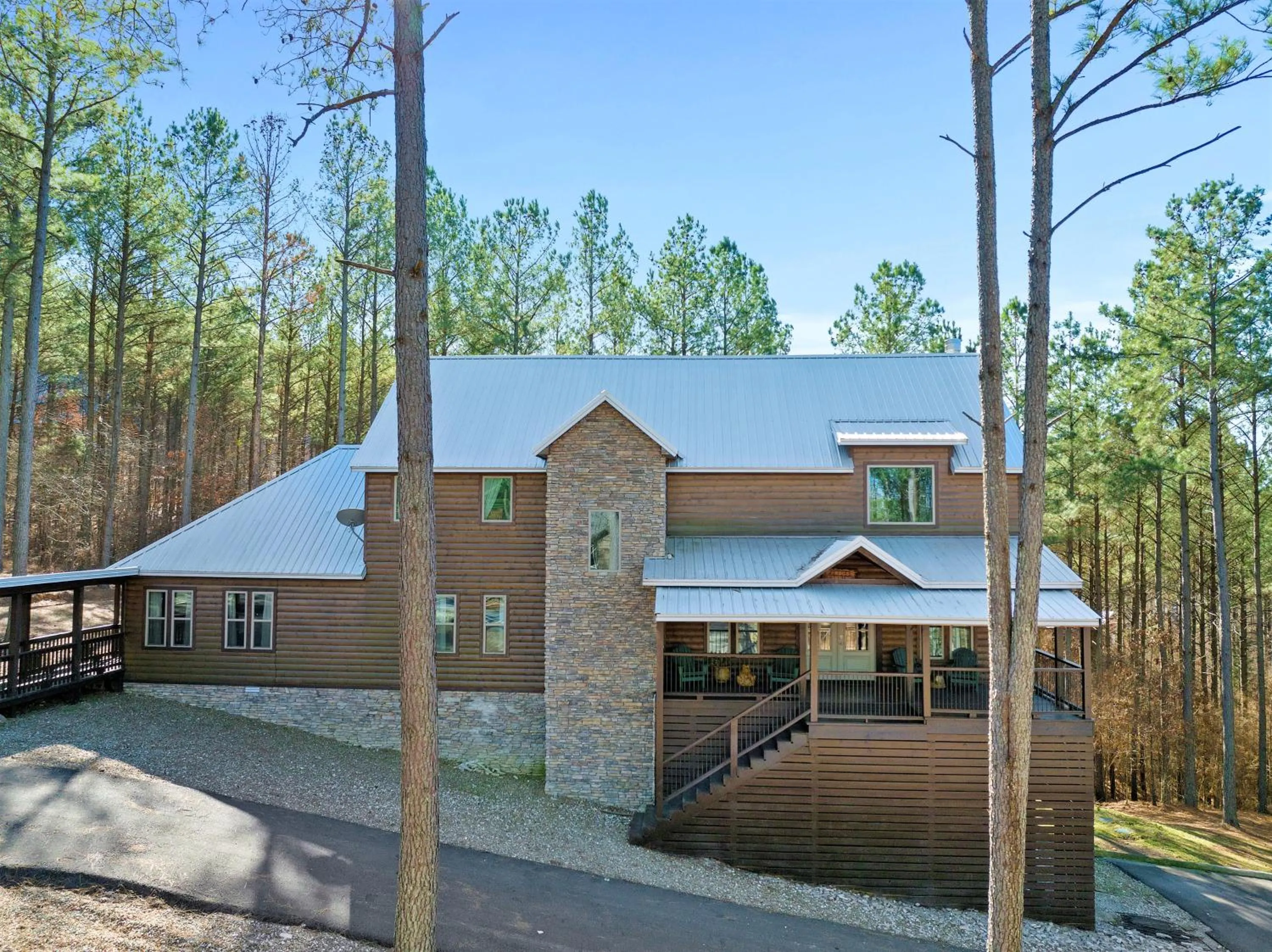 The Nomi Lodge - Sleeps 28 - Gorgeous Rustic Cabin, Centrally Located, Tons of Amenities