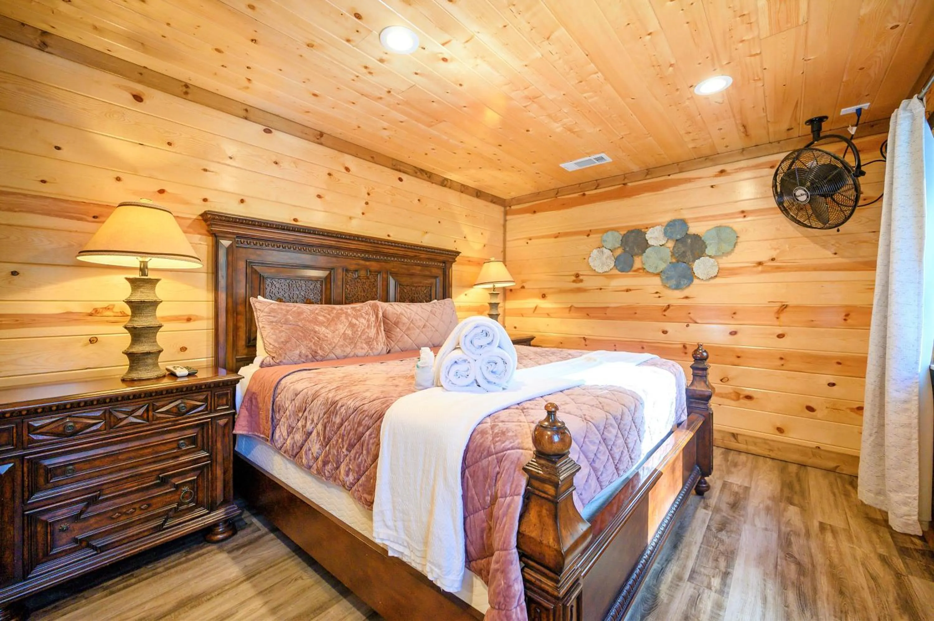 Bed in The Nomi Lodge - Sleeps 28 - Gorgeous Rustic Cabin, Centrally Located, Tons of Amenities