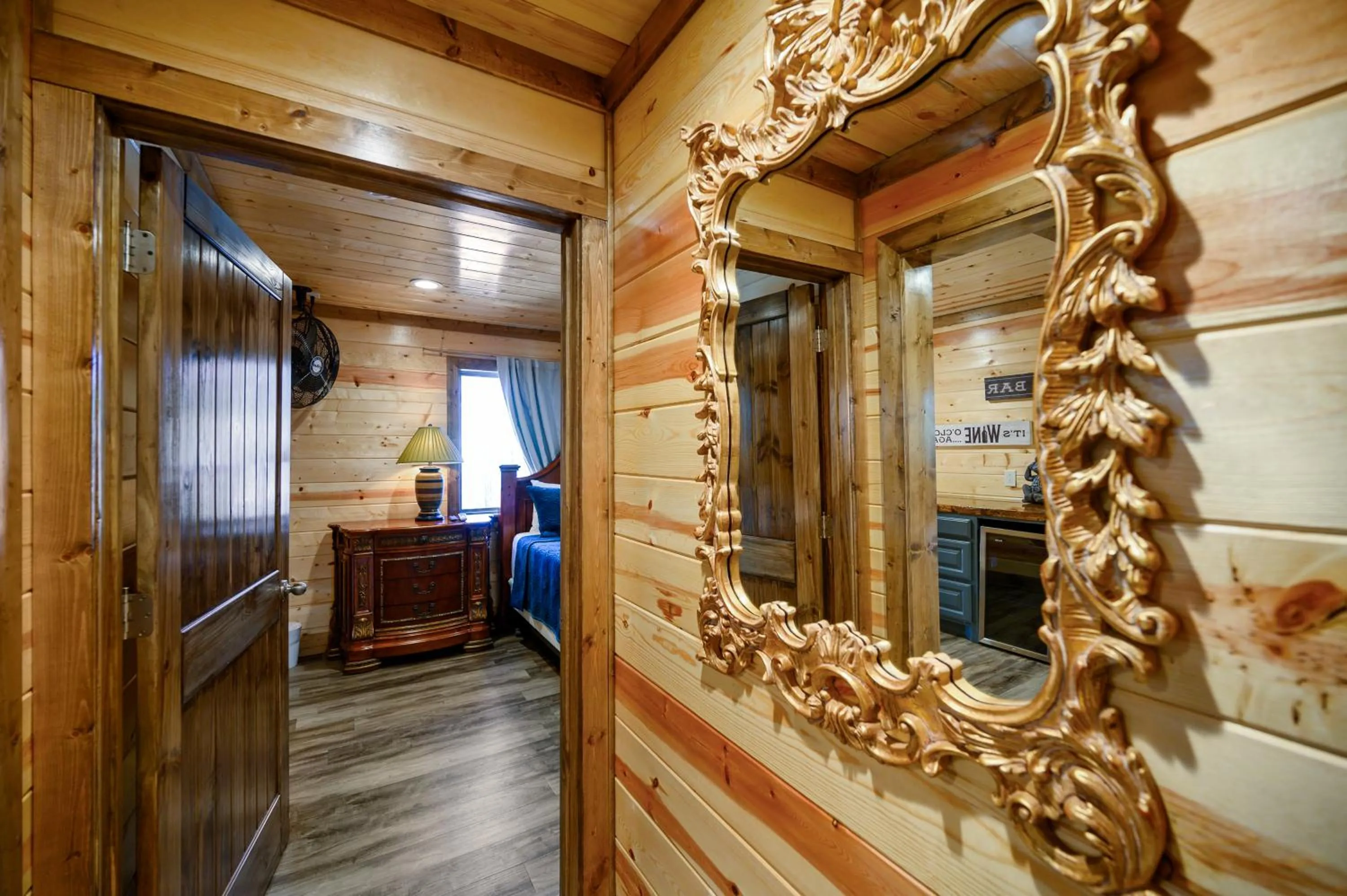 The Nomi Lodge - Sleeps 28 - Gorgeous Rustic Cabin, Centrally Located, Tons of Amenities