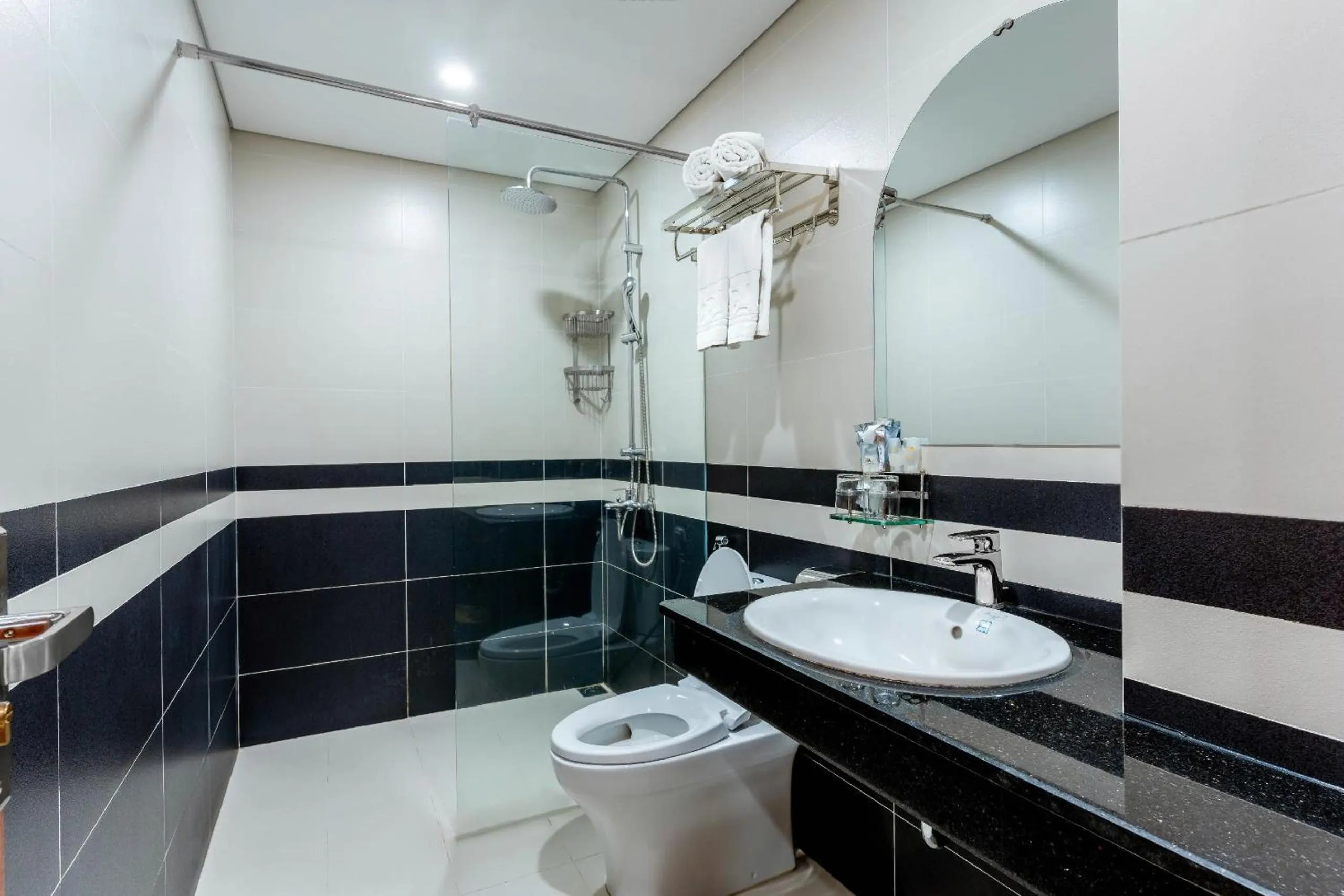 Toilet in Hummer Hotel & Apartment Da Nang Beach