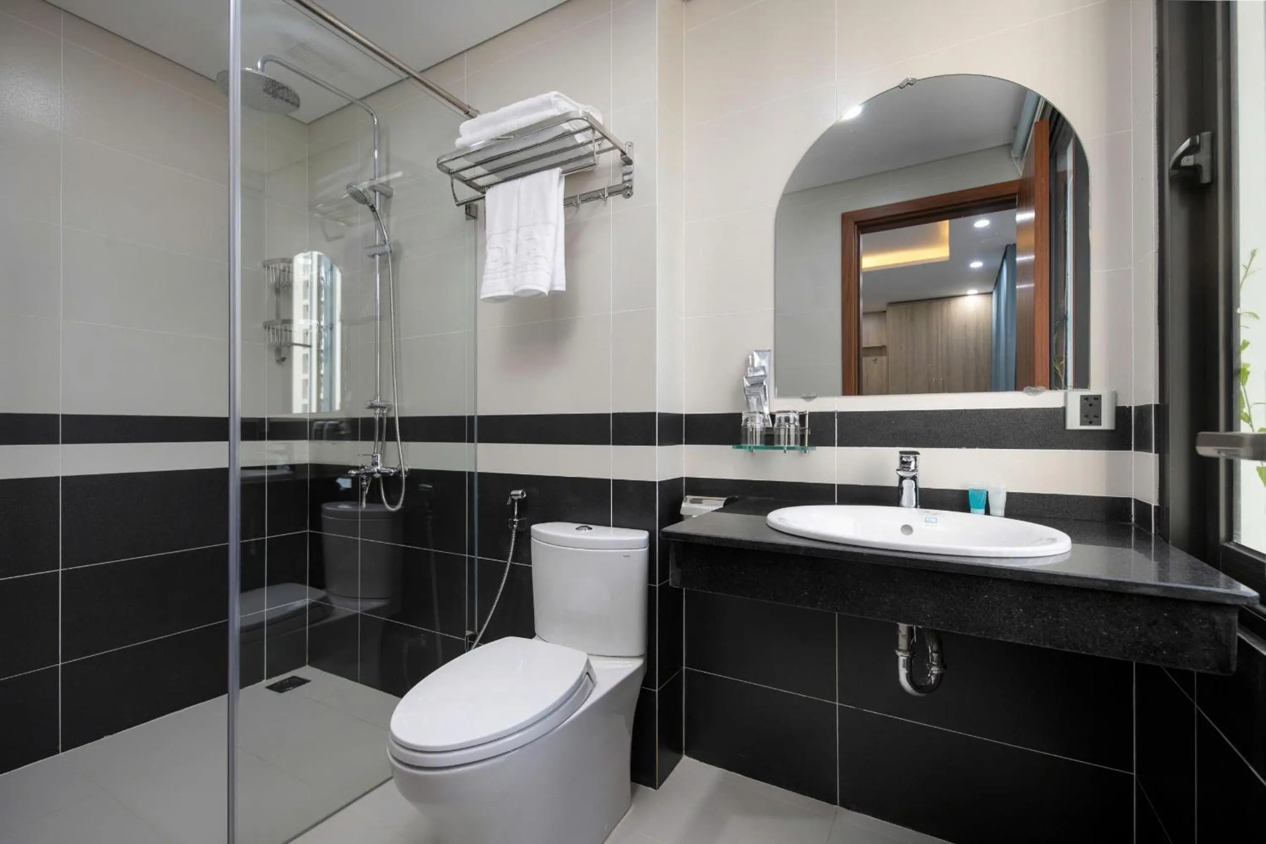 Bathroom in Hummer Hotel & Apartment Da Nang Beach