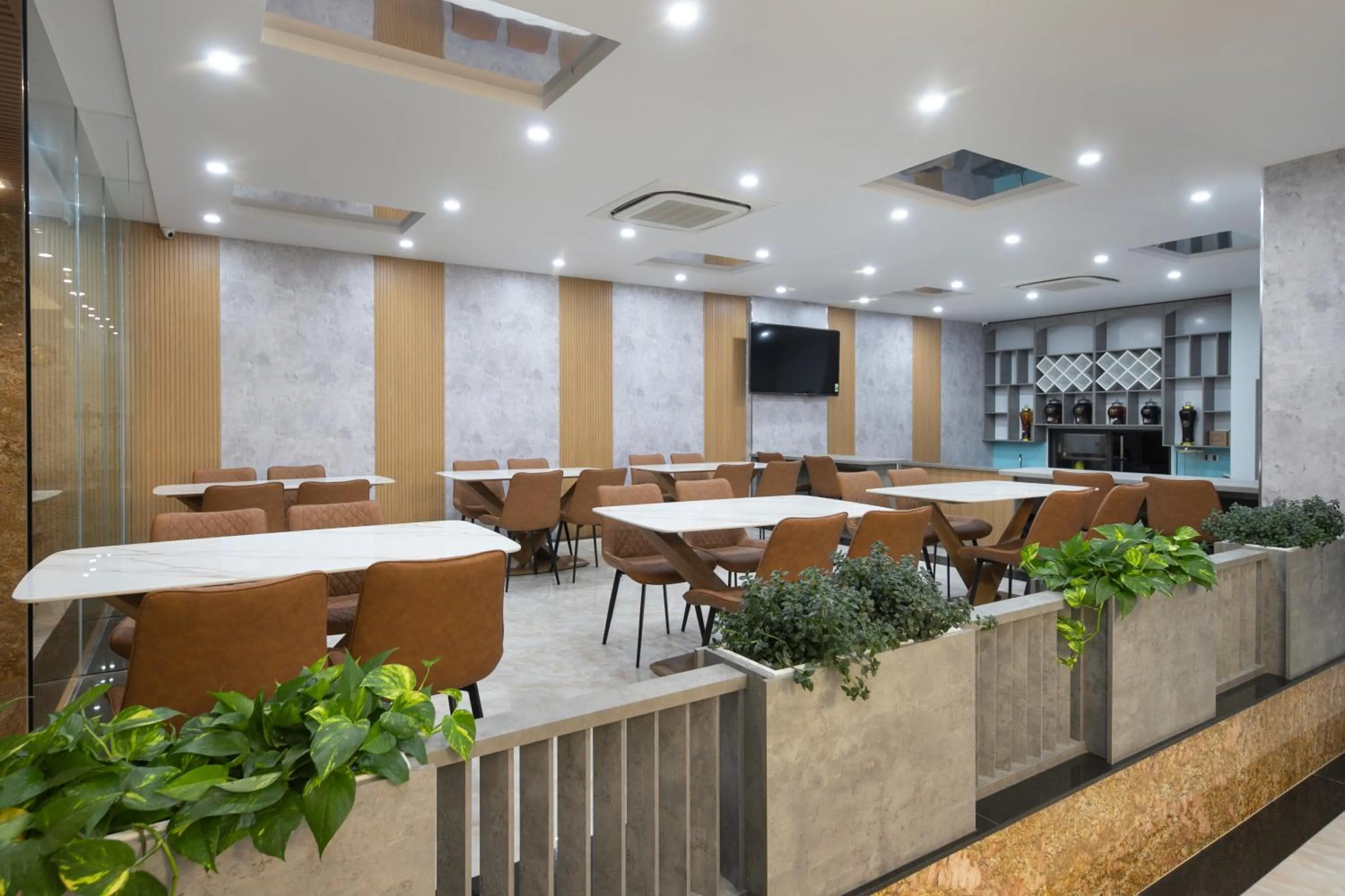 Restaurant/places to eat in Hummer Hotel & Apartment Da Nang Beach