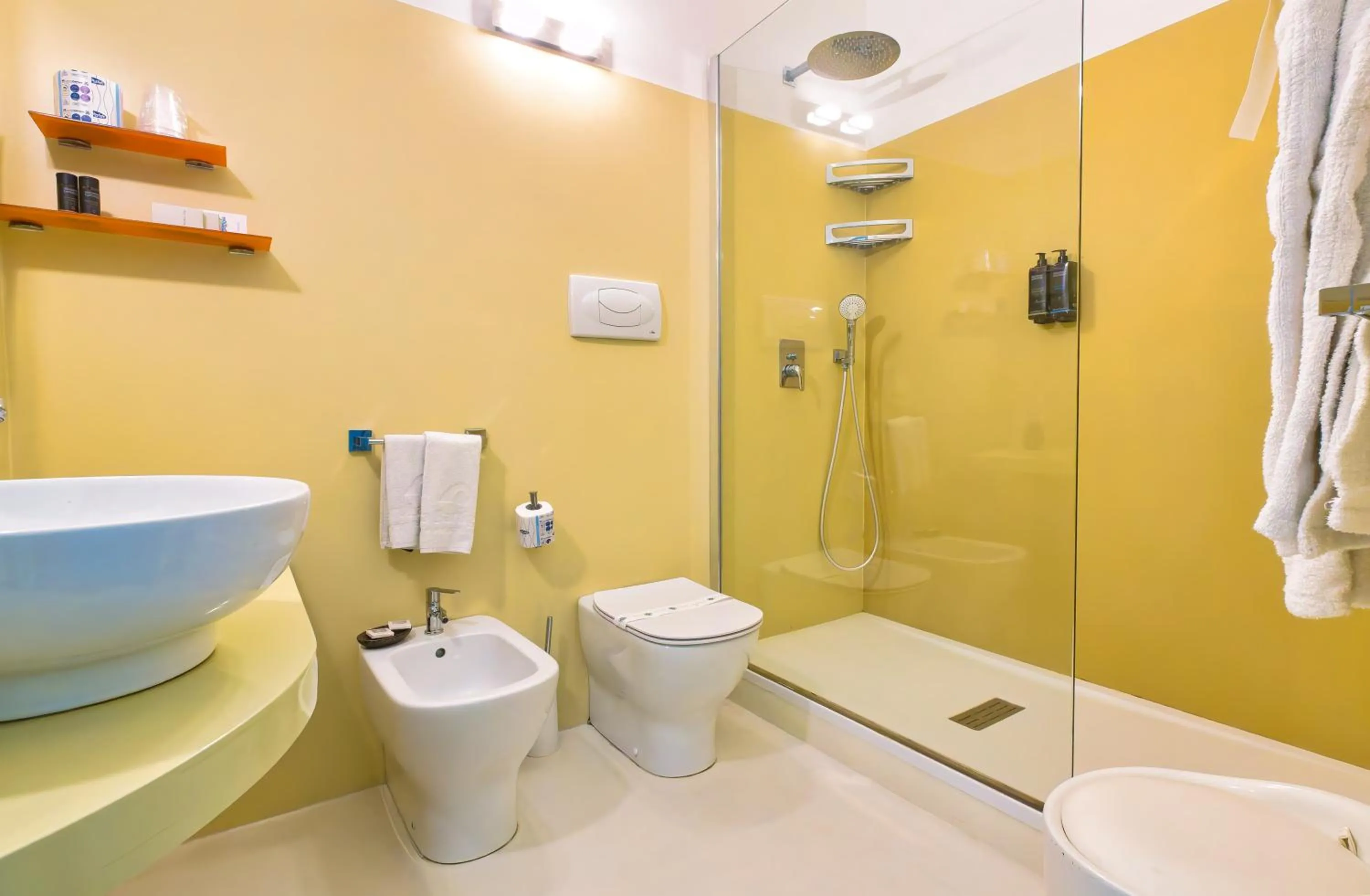 Shower in Hotel La Battigia