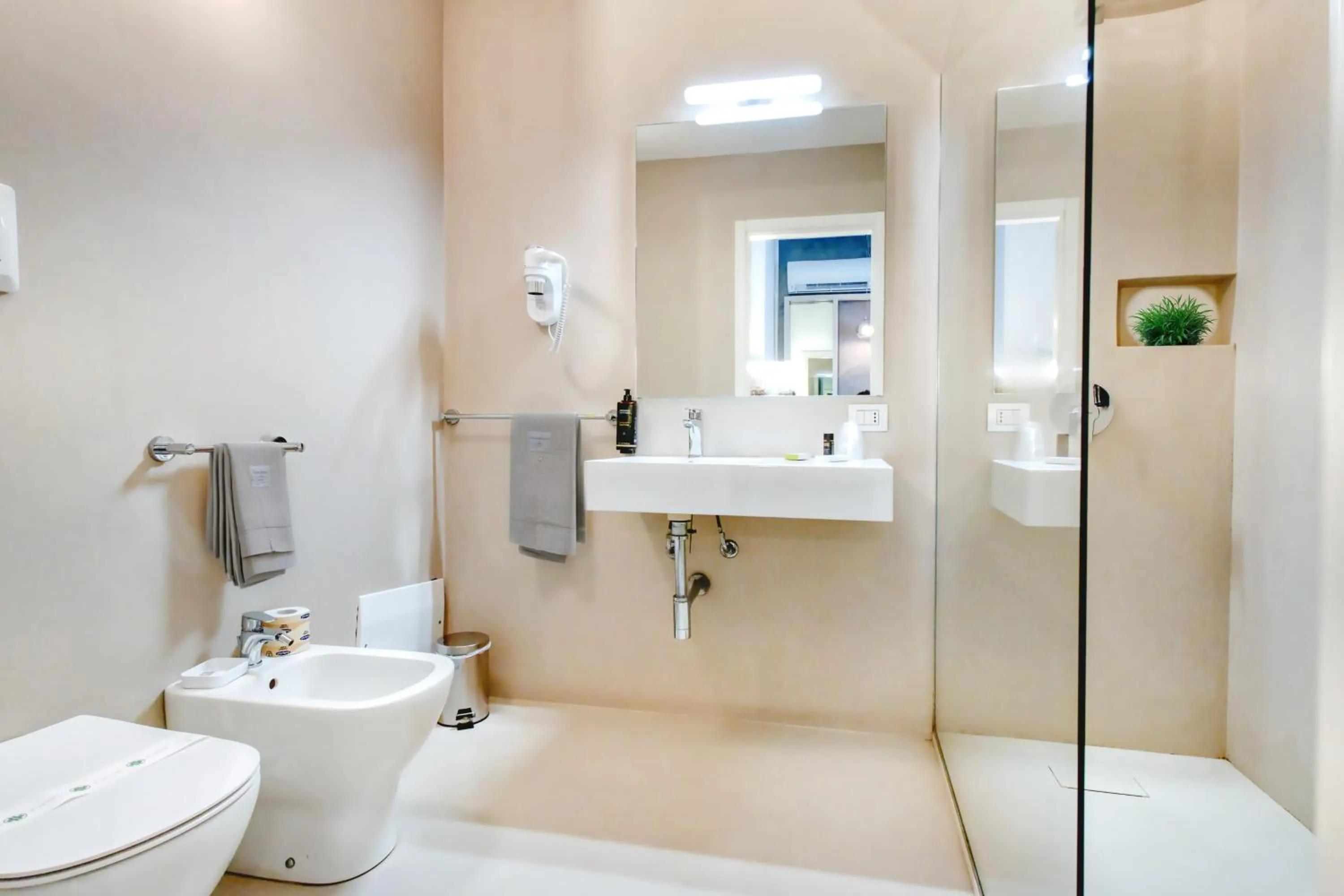 Shower in Hotel La Battigia