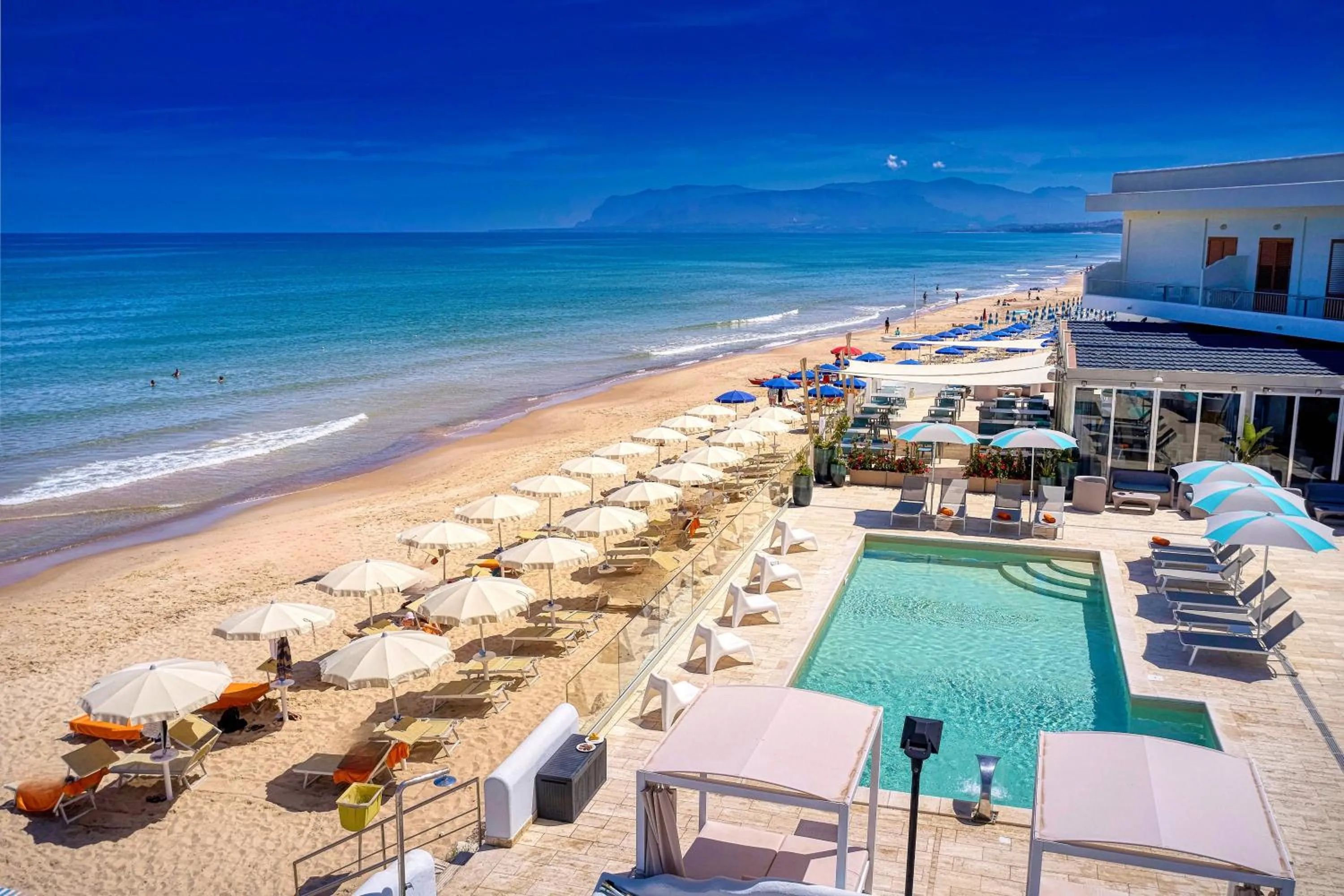 Communal lounge/ TV room in Hotel La Battigia