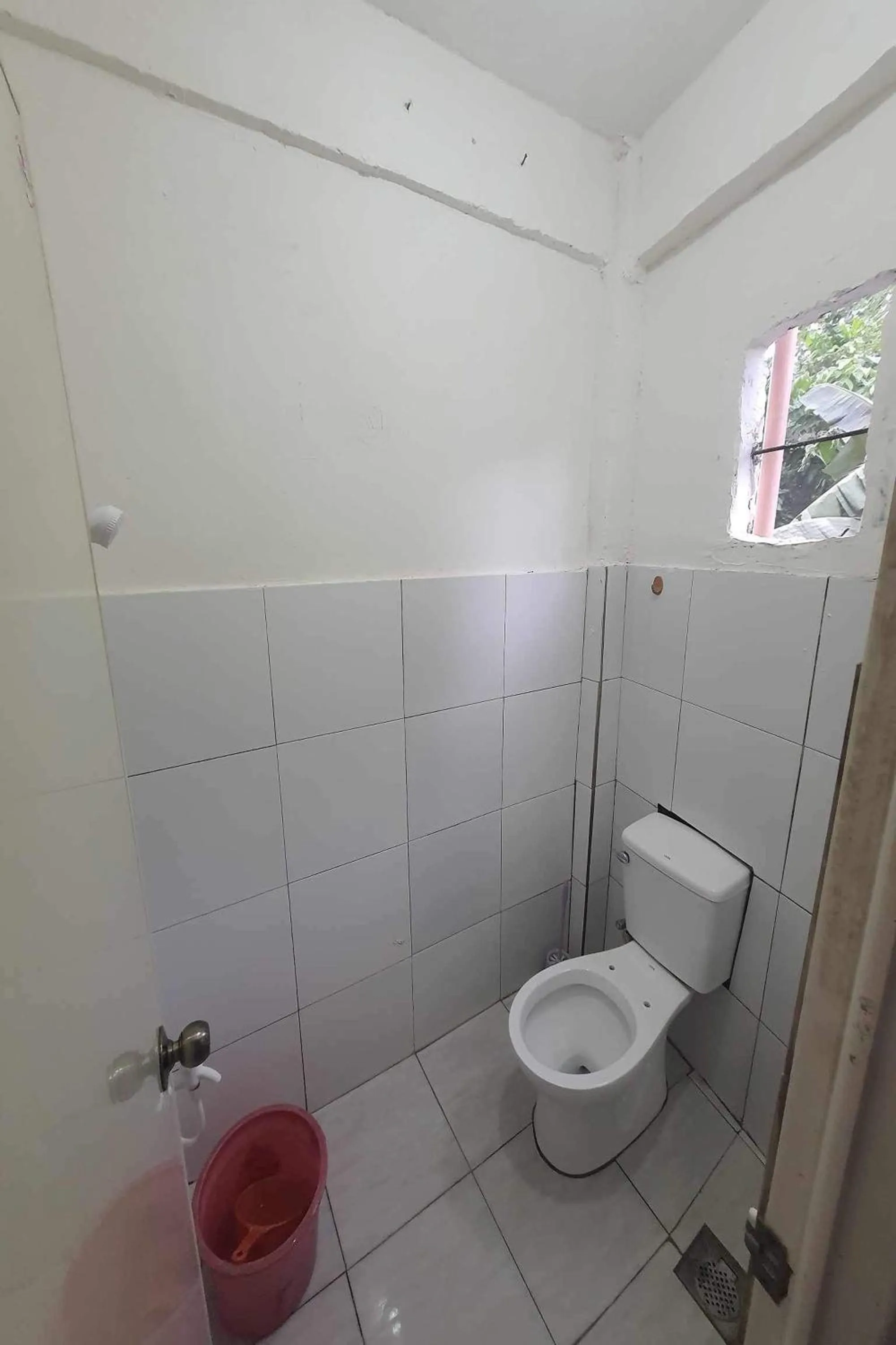 Toilet in Bohol Transient Lruy near Panglao Beach