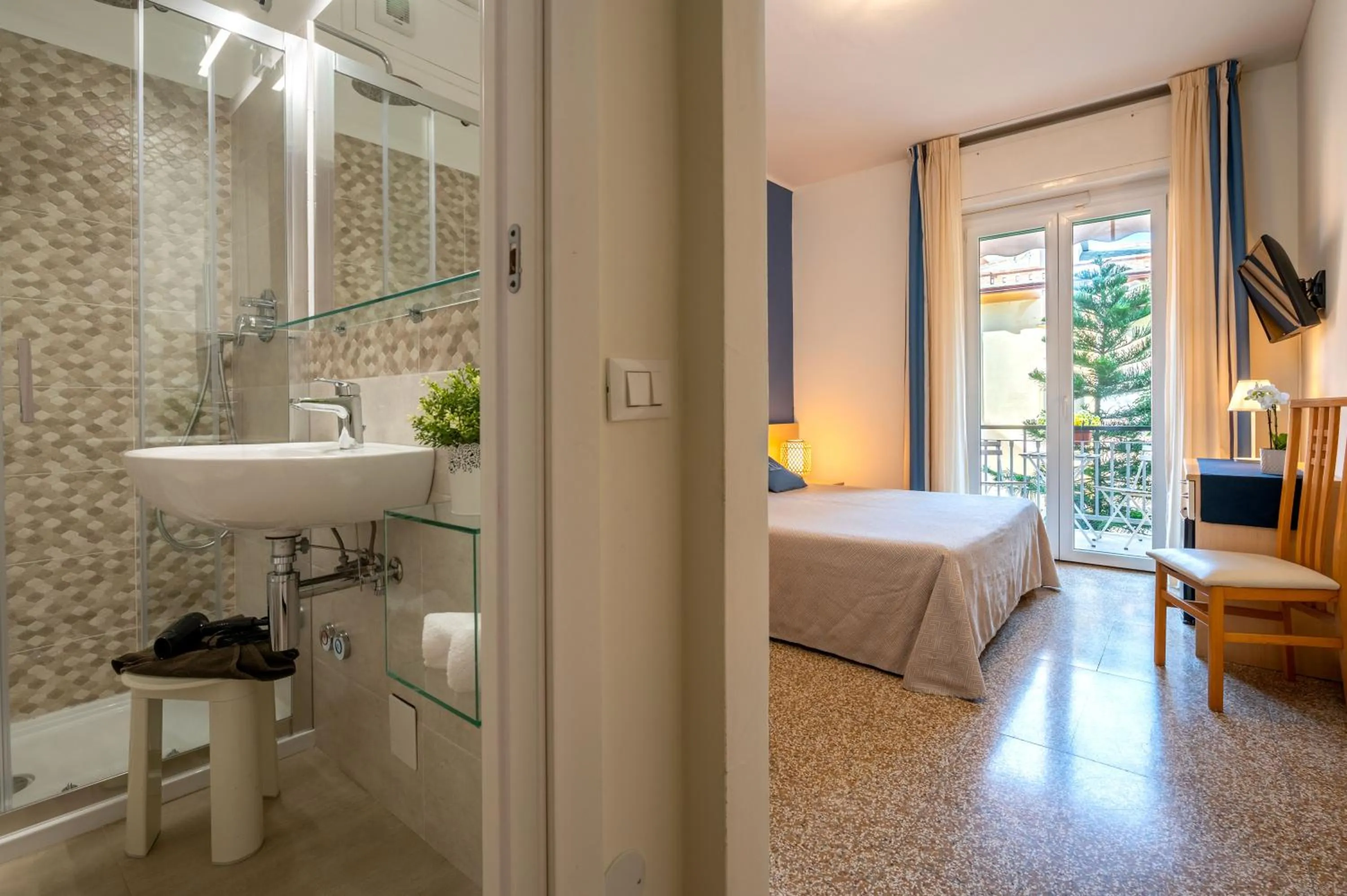 Shower, Bed in Hotel Doria