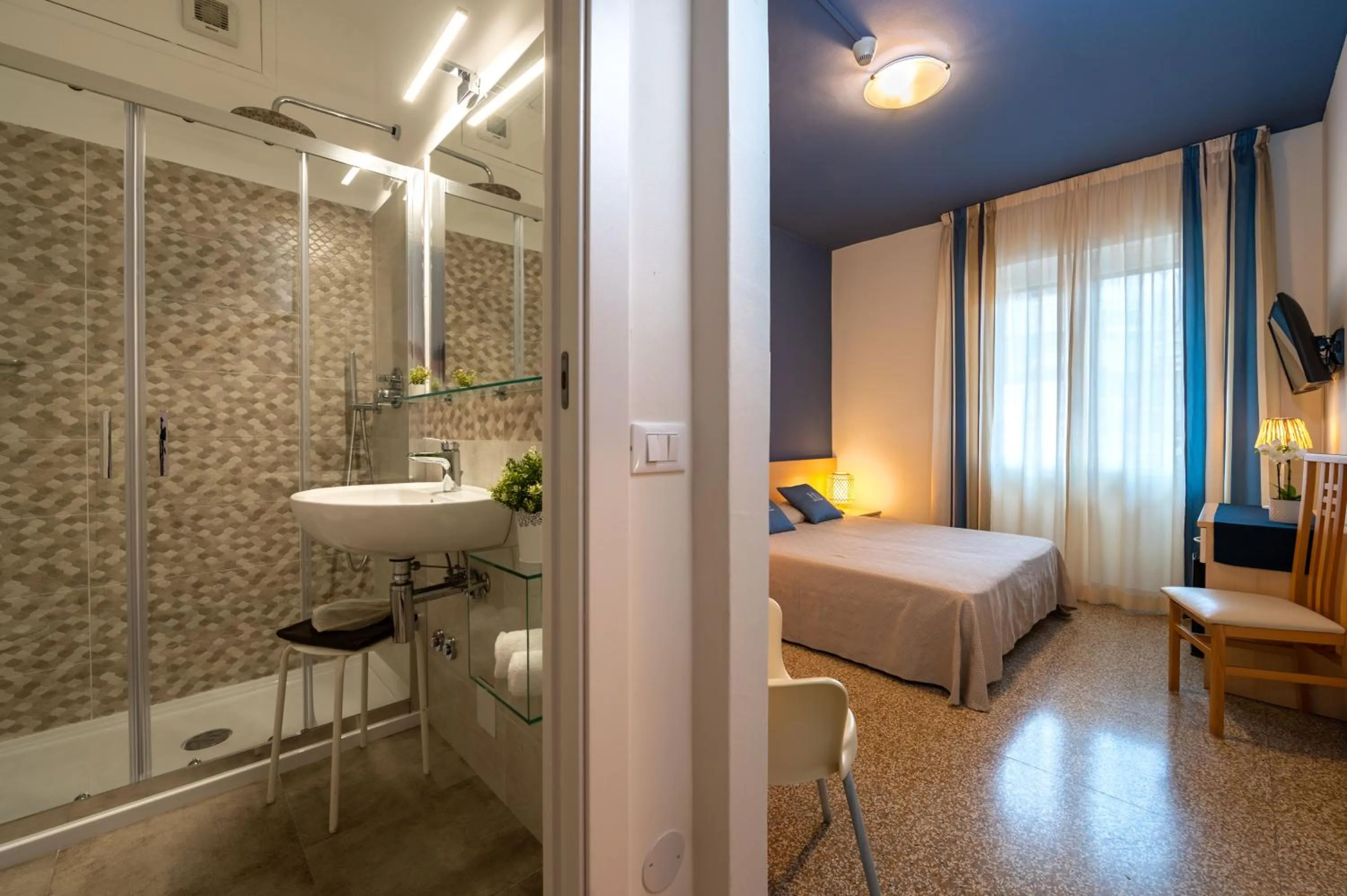 Shower, Bed in Hotel Doria