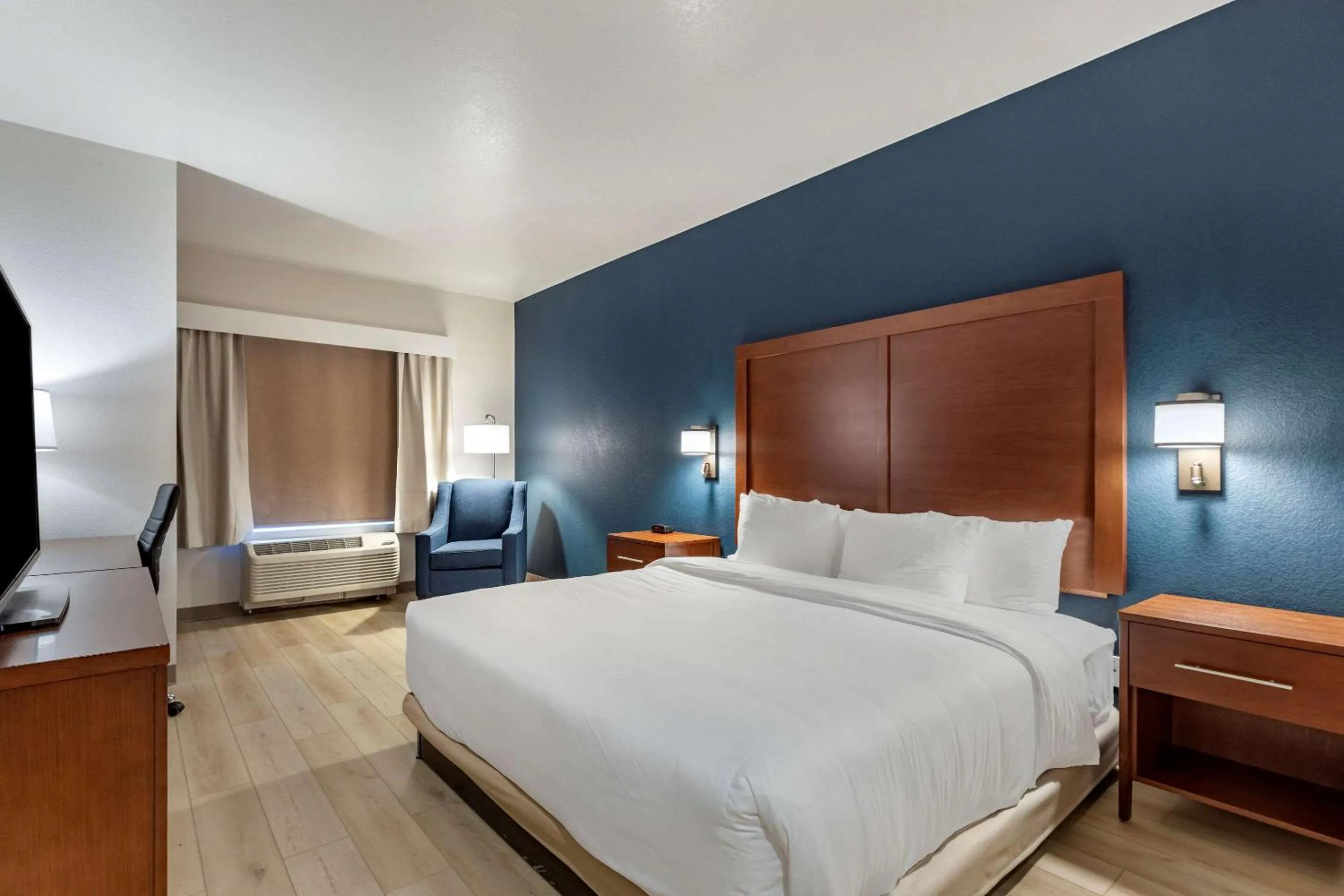 Bedroom, Bed in Comfort Inn & Suites Bennett