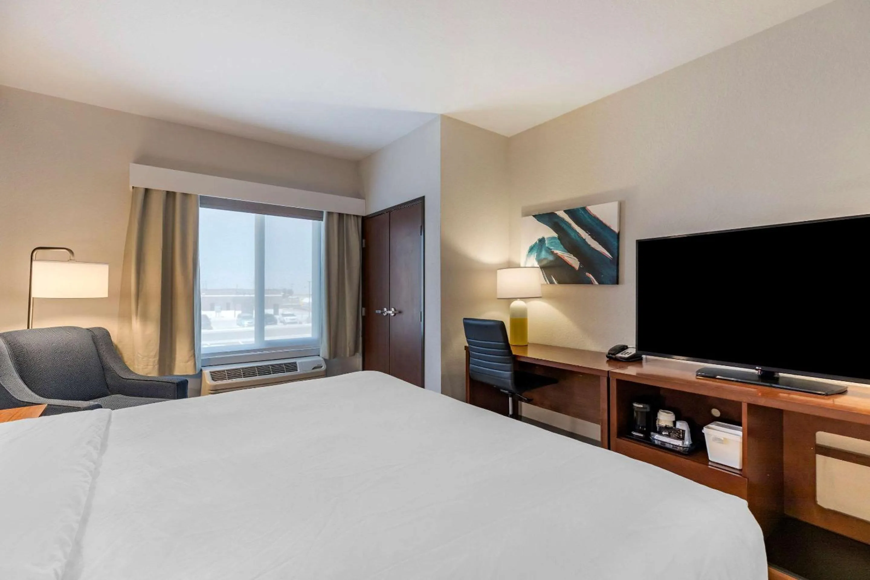 Bedroom, Bed in Comfort Inn & Suites Bennett