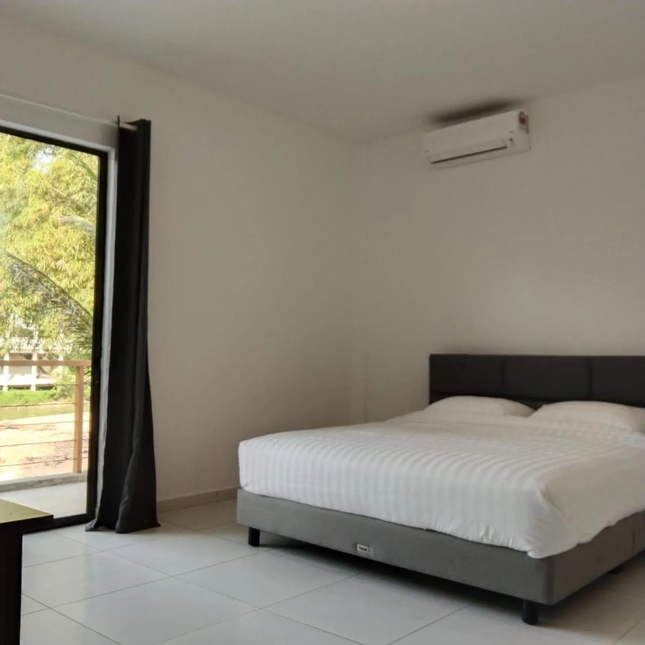 Bed in RIVERSIDE PALM INN SG LEMBING