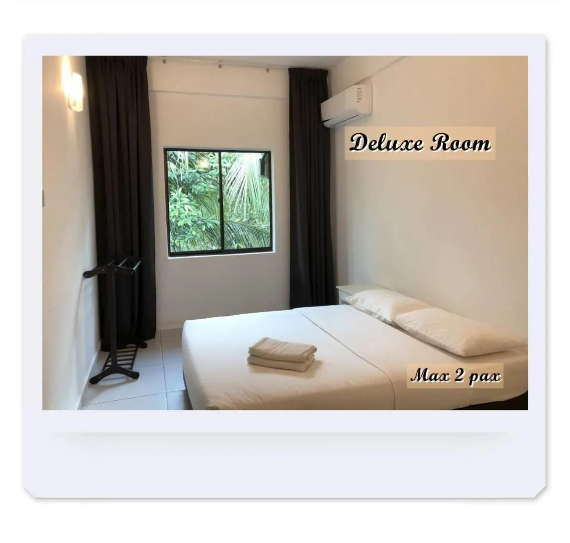 Bed in RIVERSIDE PALM INN SG LEMBING