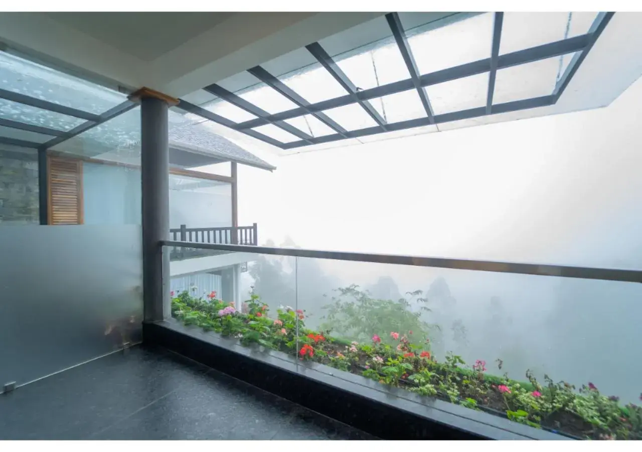 Super Deluxe in Chandys Drizzle Drops - Munnar Top Station Super Deluxe in Chandys Drizzle Drops - Munnar Top Station