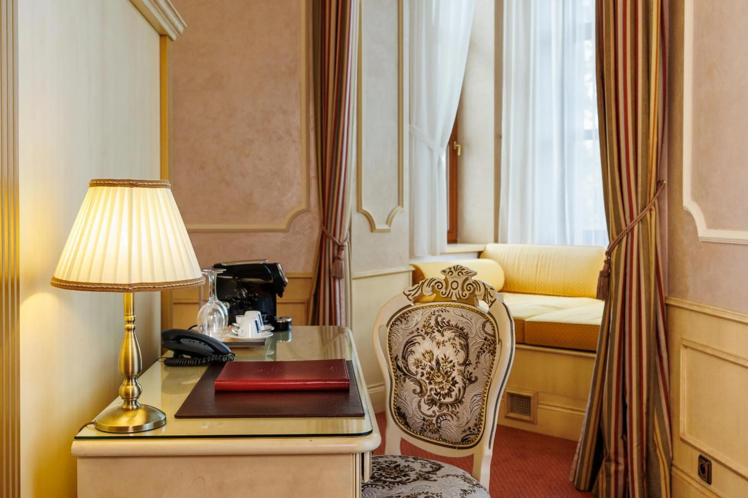 Coffee/tea facilities, Bed in Hotel Château Cihelny
