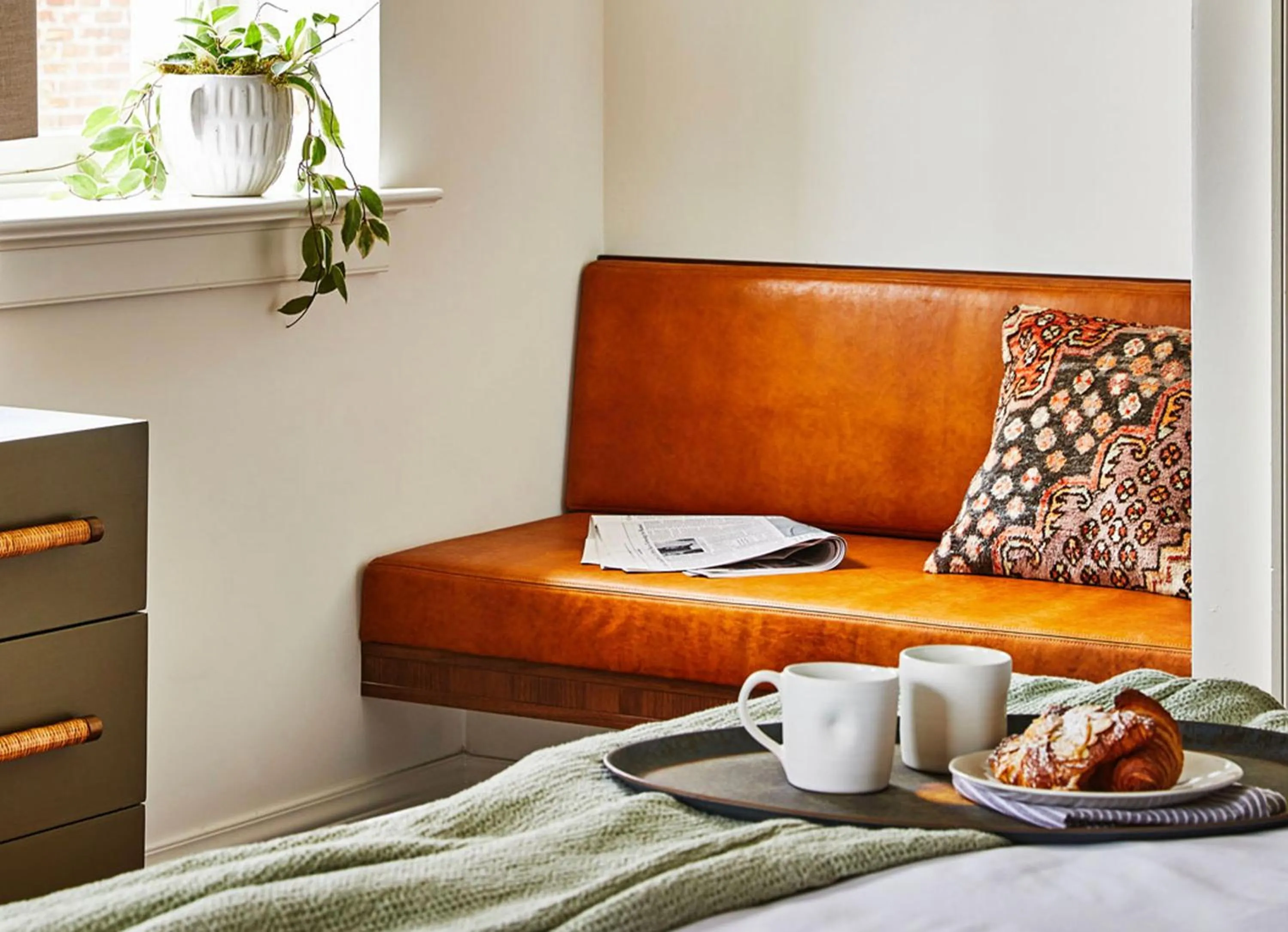 Seating area, Bed in The Pinch Charleston