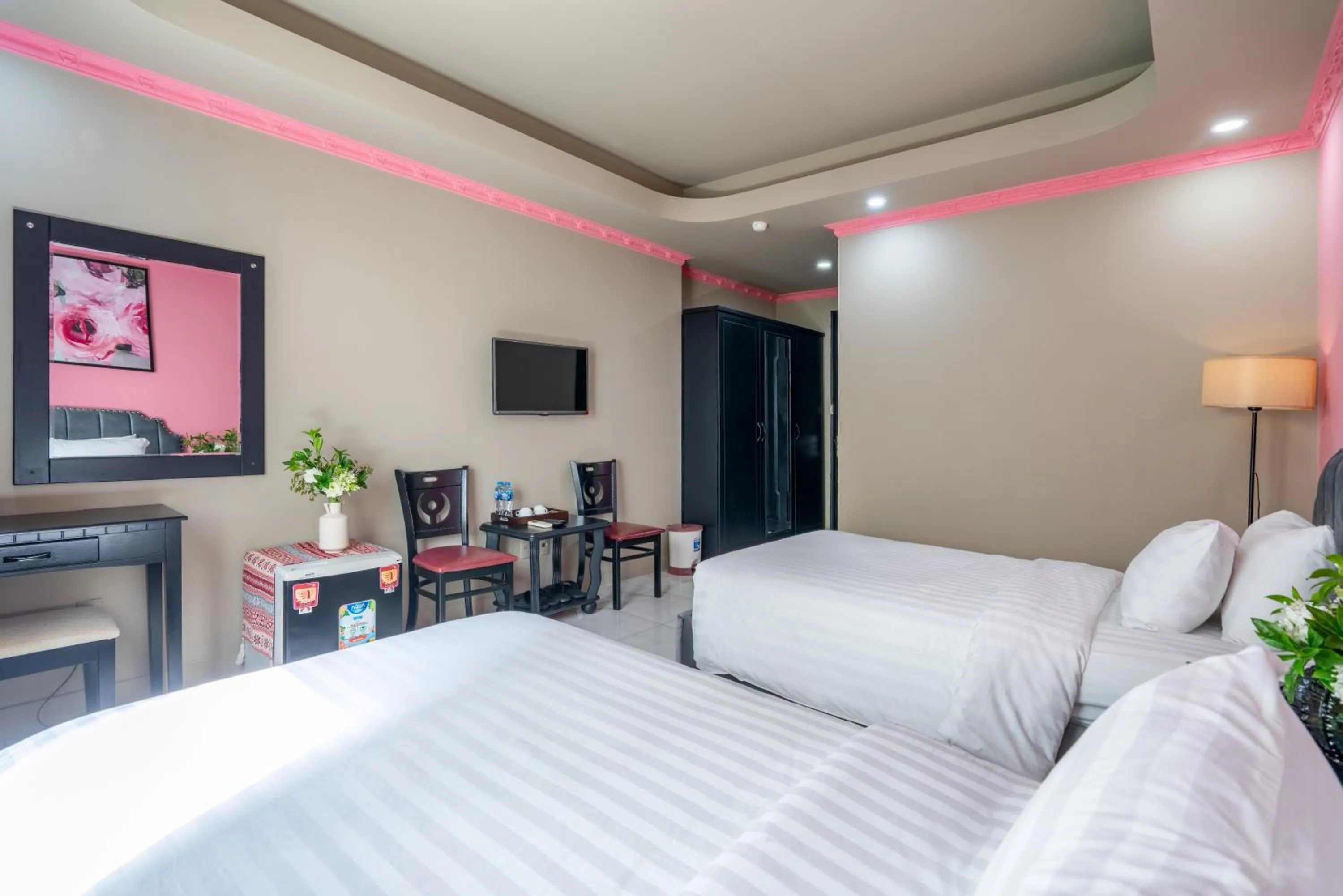 Communal lounge/ TV room, Bed in La Casona Hotel