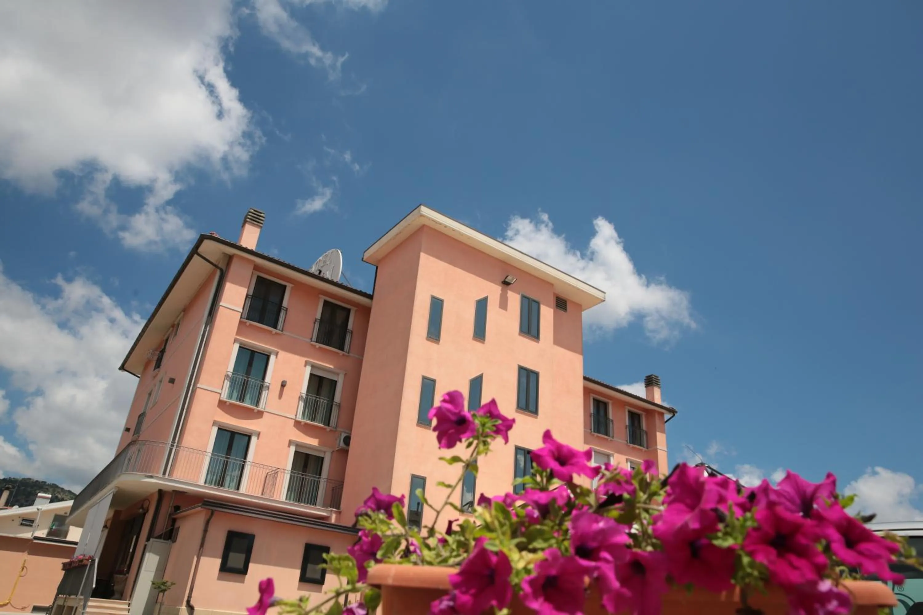 Property building in Hotel Leon - Ristorante Al Cavallino Rosso