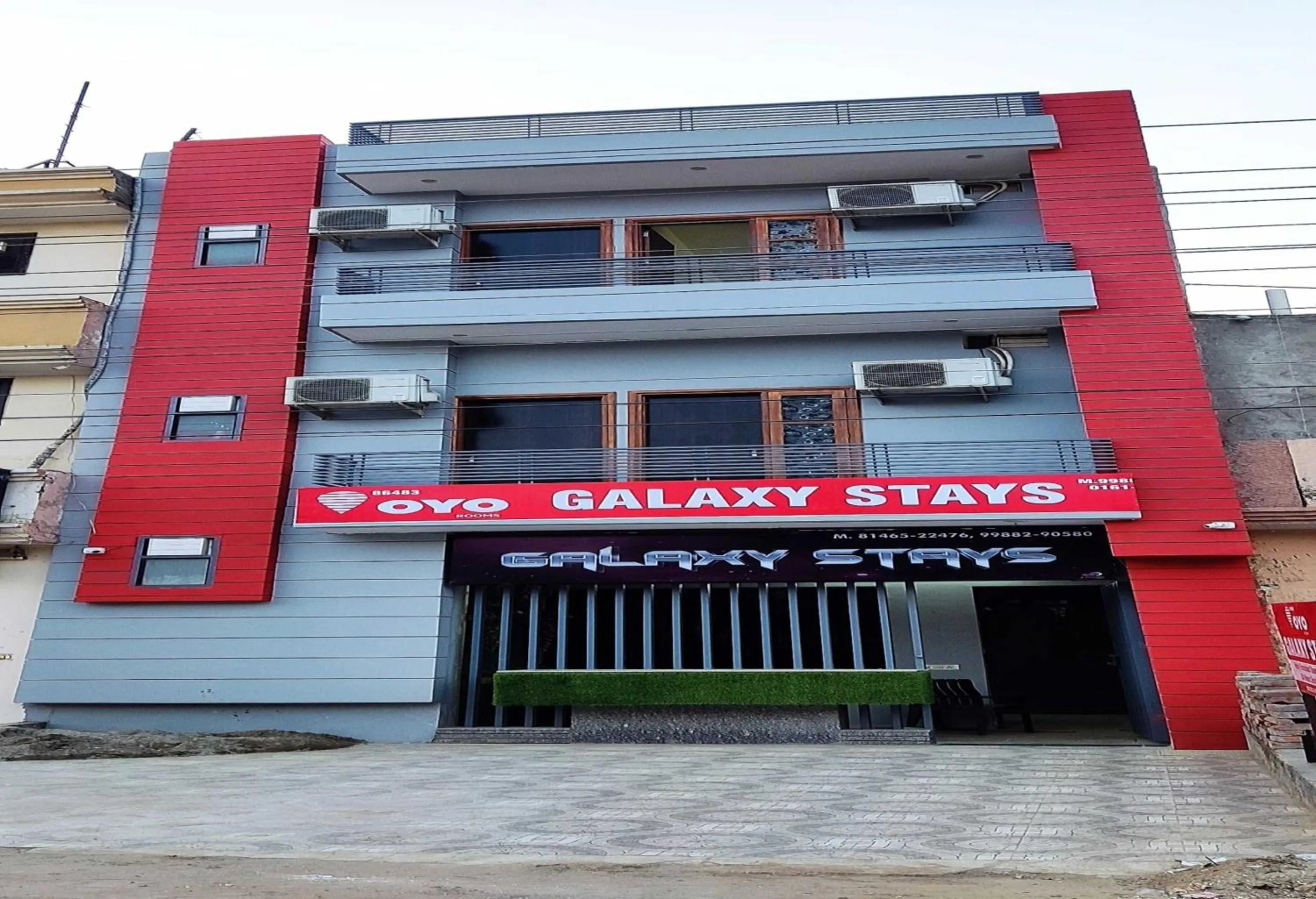 Facade/entrance in Hotel O Galaxy Stays