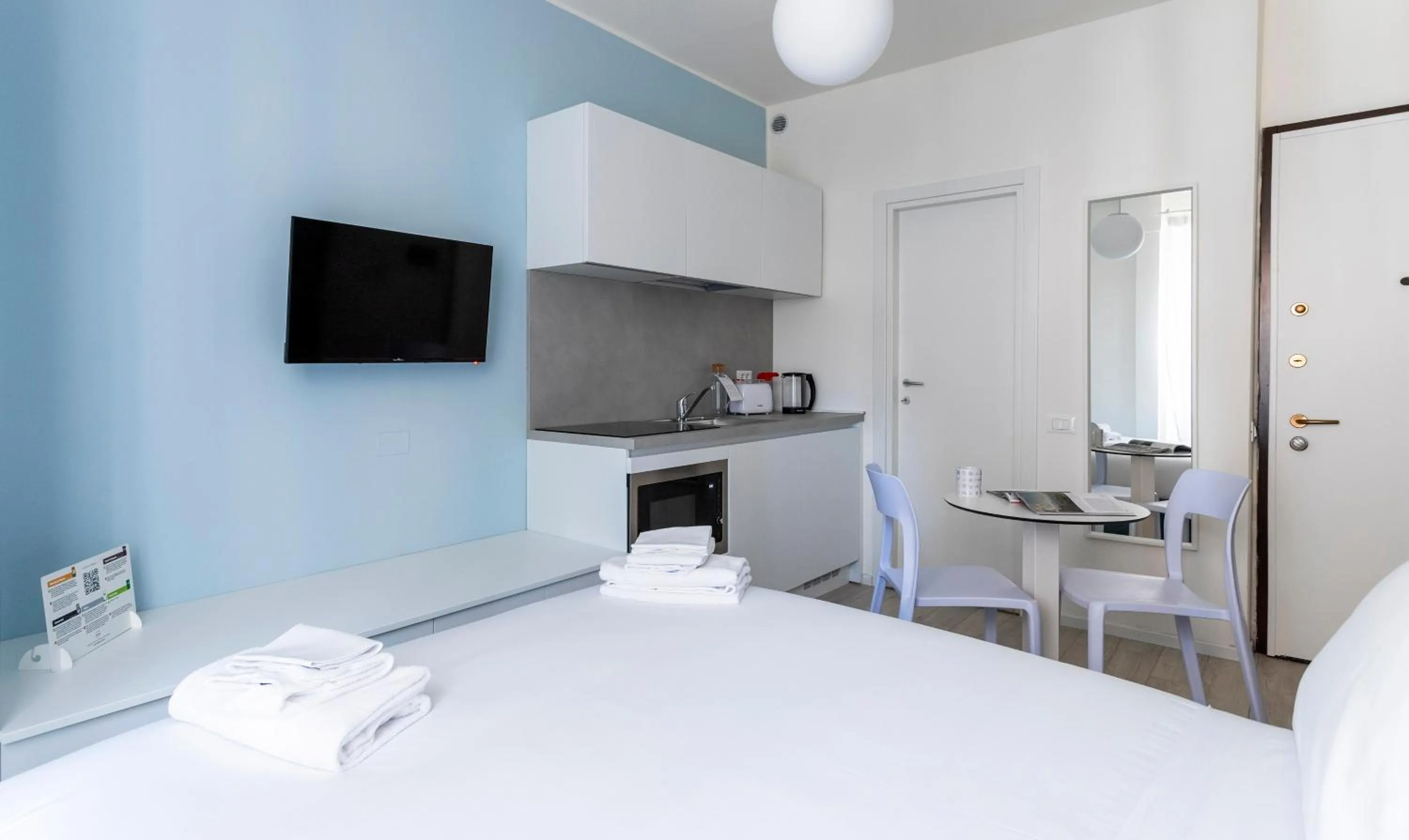 Photo of the whole room, Bed in Italianway - The B Village Business